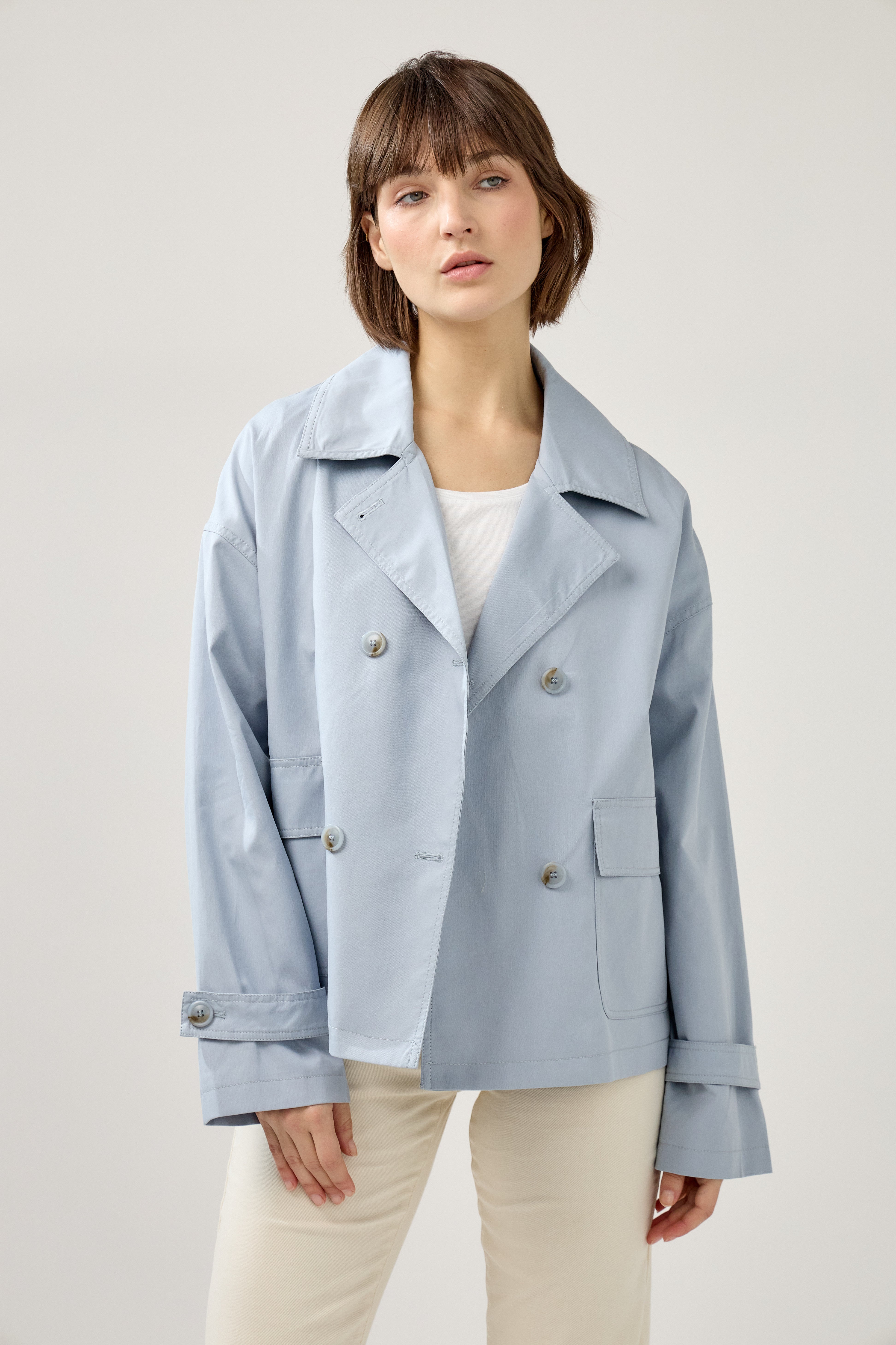 veste trench à boutons et col à revers, poches plaquées à rabats, pattes de serrage décoratives poignets, devant 
#couleur_ciel