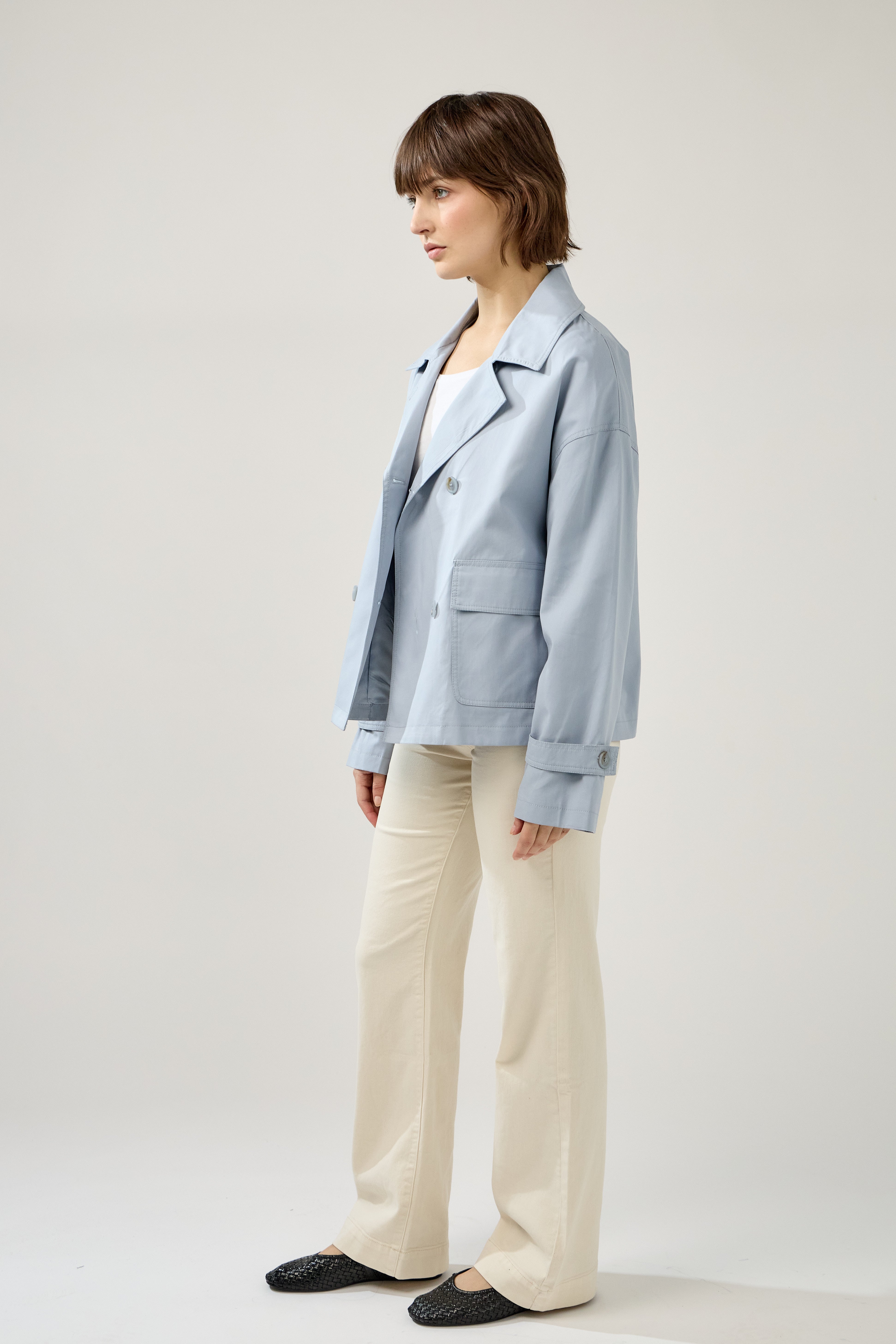 veste trench à boutons et col à revers, poches plaquées à rabats, pattes de serrage décoratives poignets, côté 
#couleur_ciel