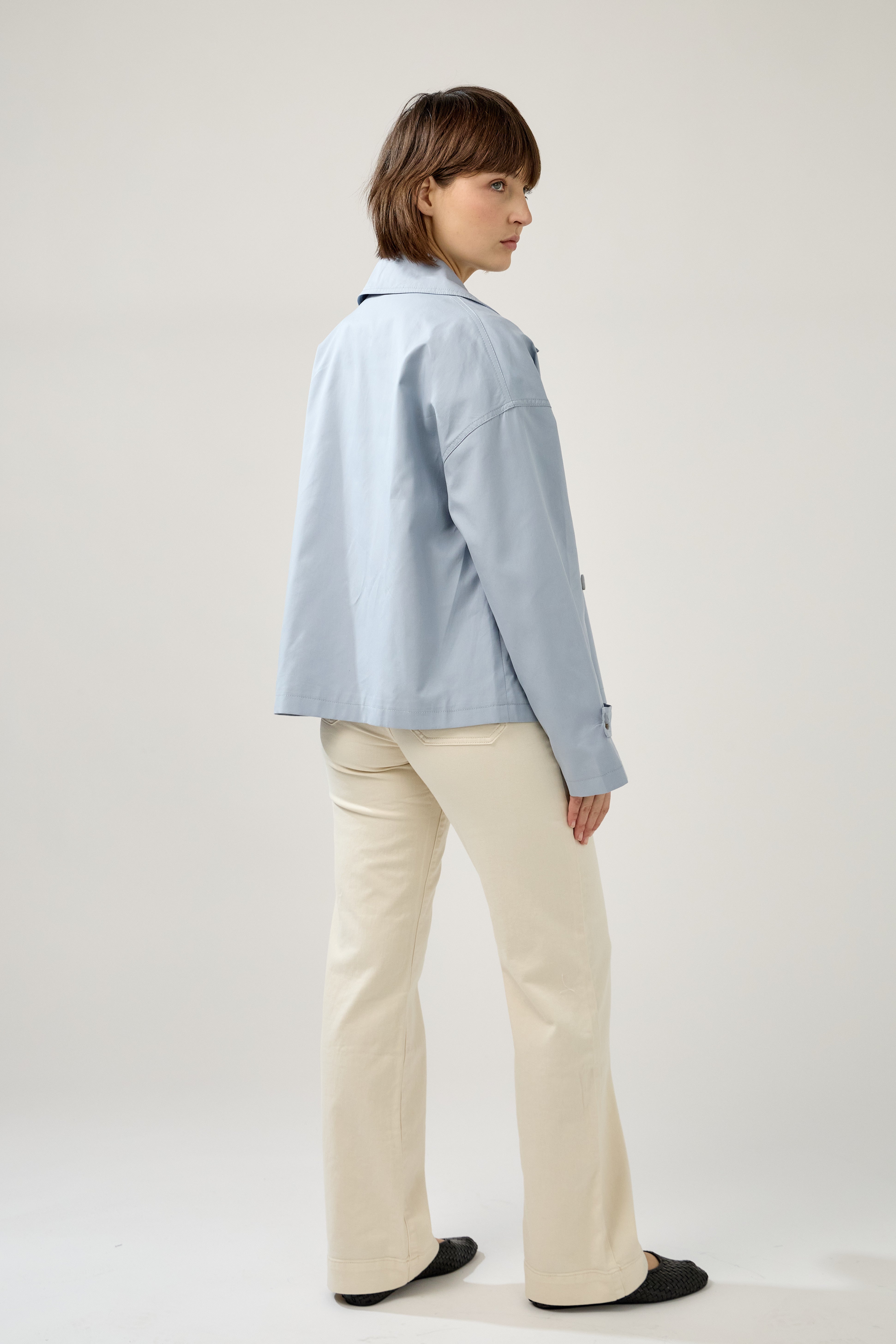 veste trench à boutons et col à revers, poches plaquées à rabats, pattes de serrage décoratives poignets, dos 
#couleur_ciel