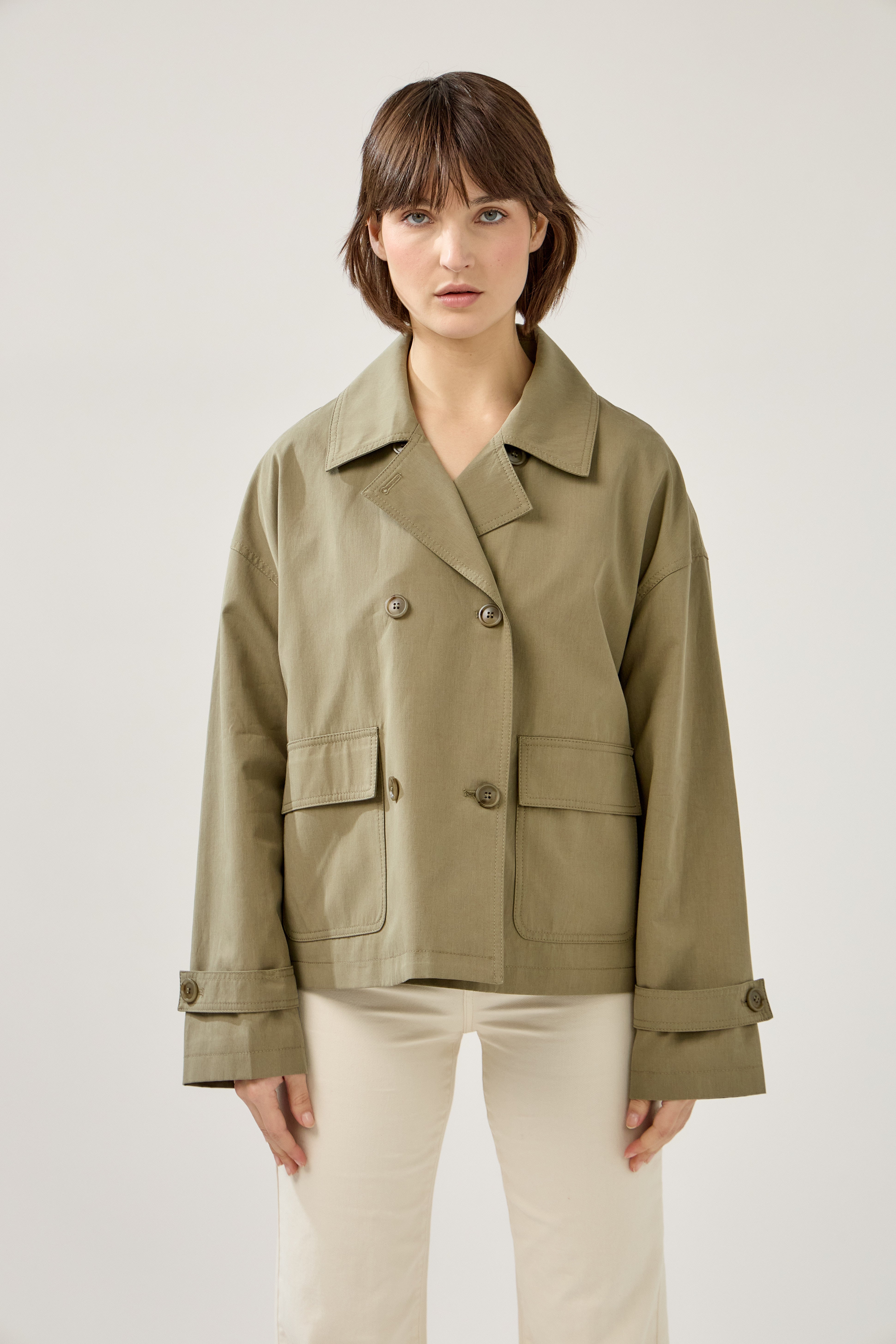 veste trench à boutons et col à revers, poches plaquées à rabats, pattes de serrage décoratives poignets, devant fermé, tombé droit large
#couleur_kaki 