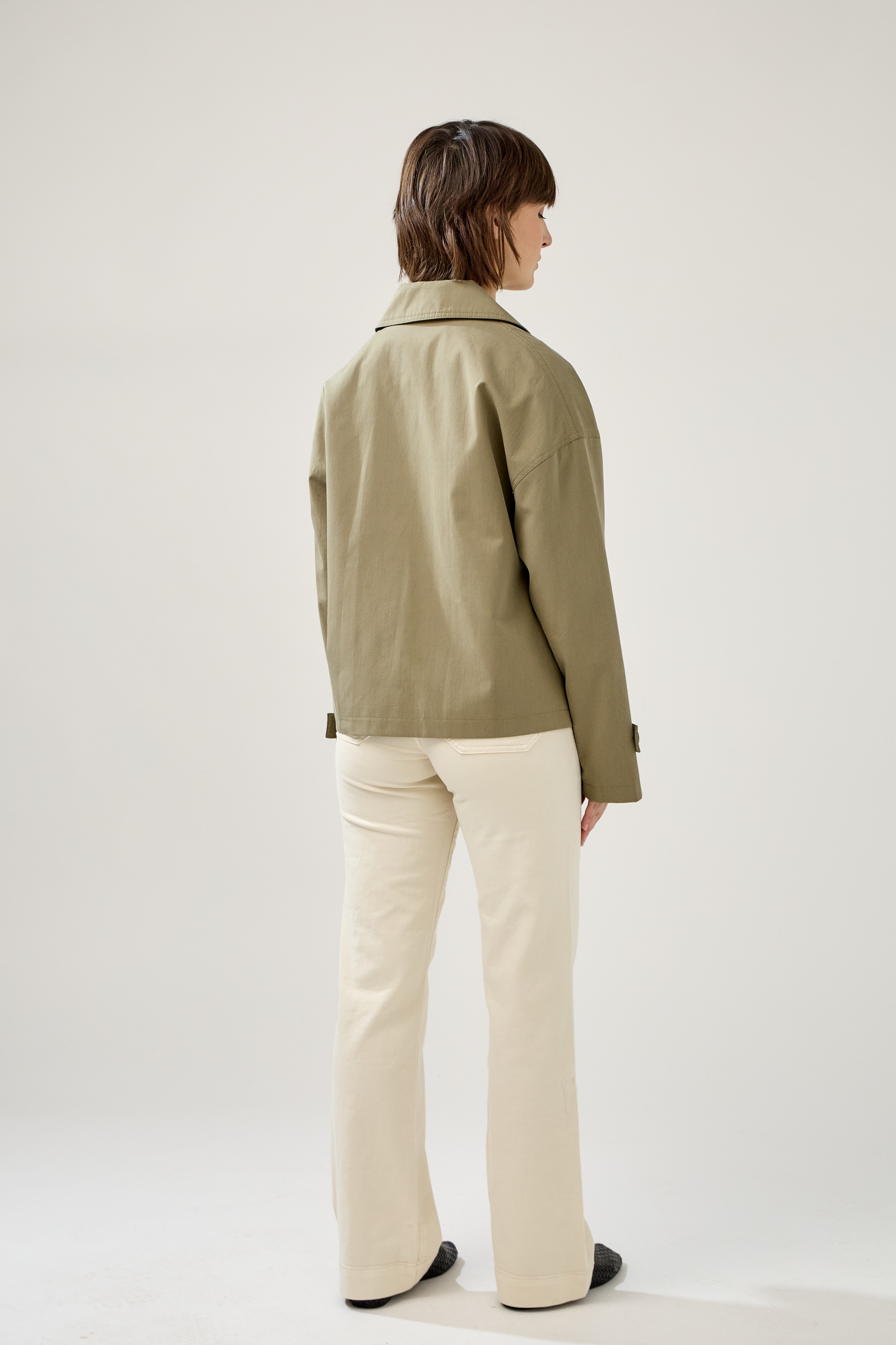 veste trench à boutons et col à revers, poches plaquées à rabats, pattes de serrage décoratives poignets, dos 
#couleur_kaki 