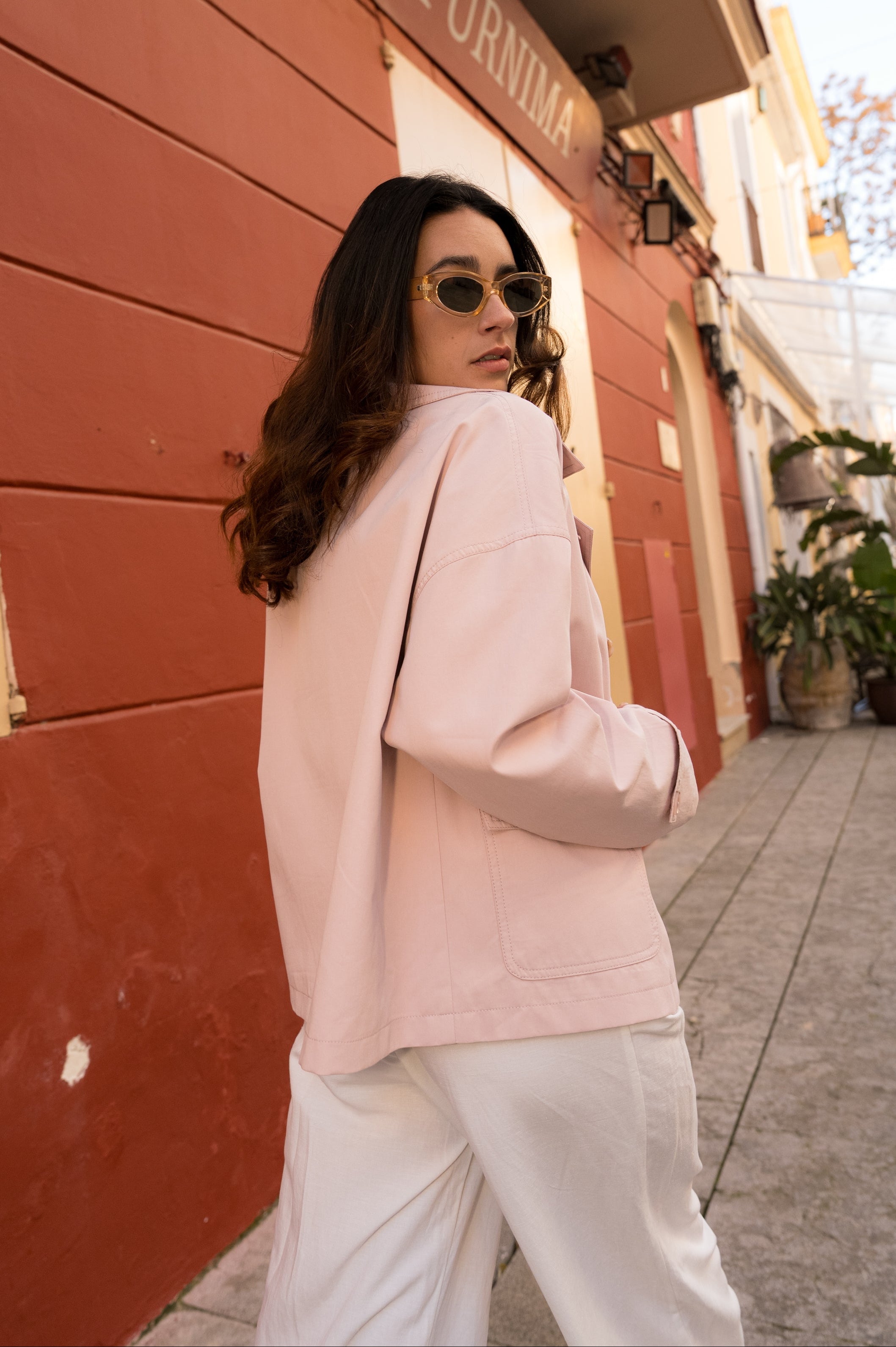 veste trench à boutons et col à revers, poches plaquées à rabats, pattes de serrage décoratives poignets, dos
#couleur_rose