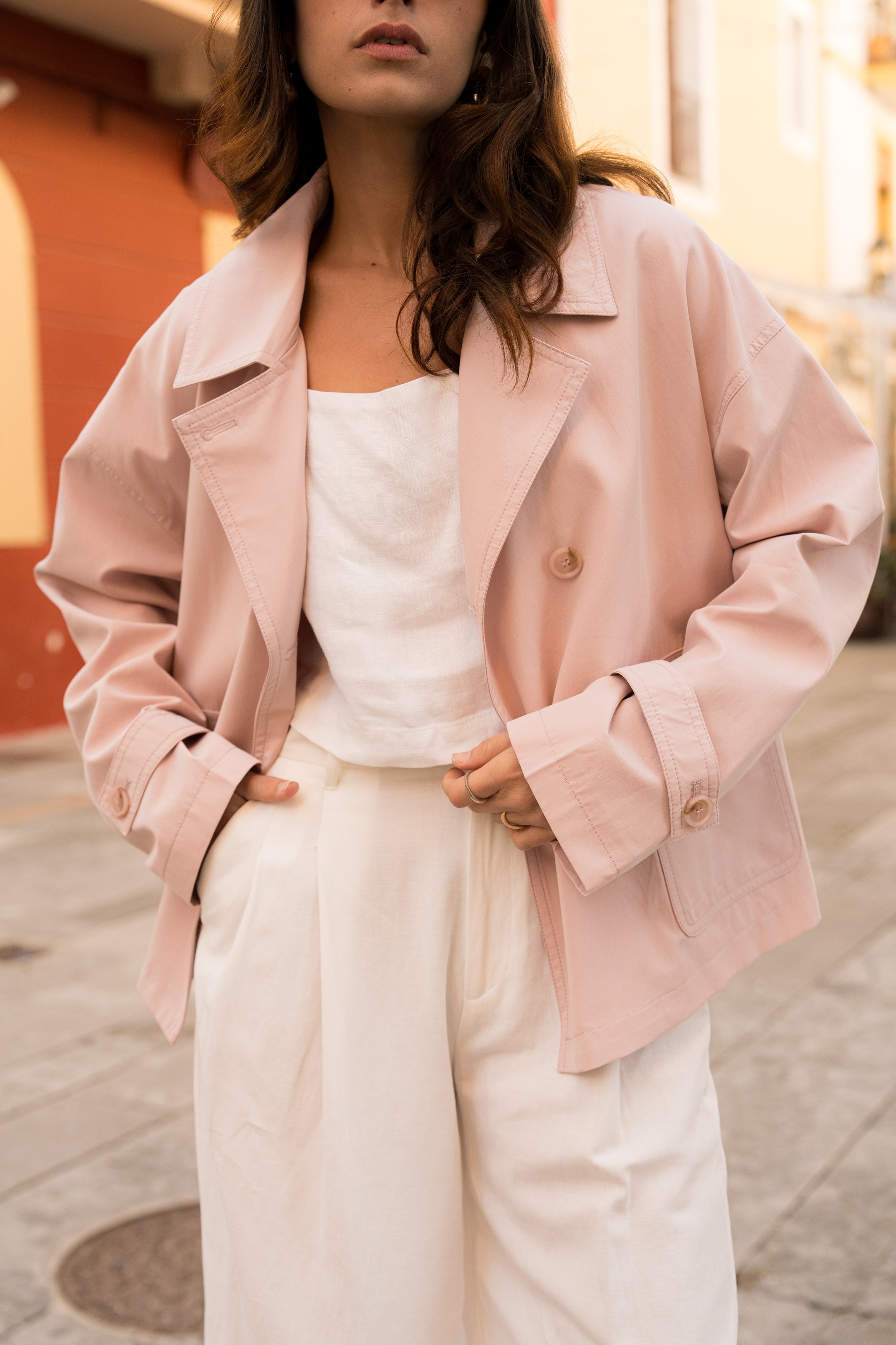 veste trench à boutons et col à revers, poches plaquées à rabats, pattes de serrage décoratives poignets, devant 
#couleur_rose