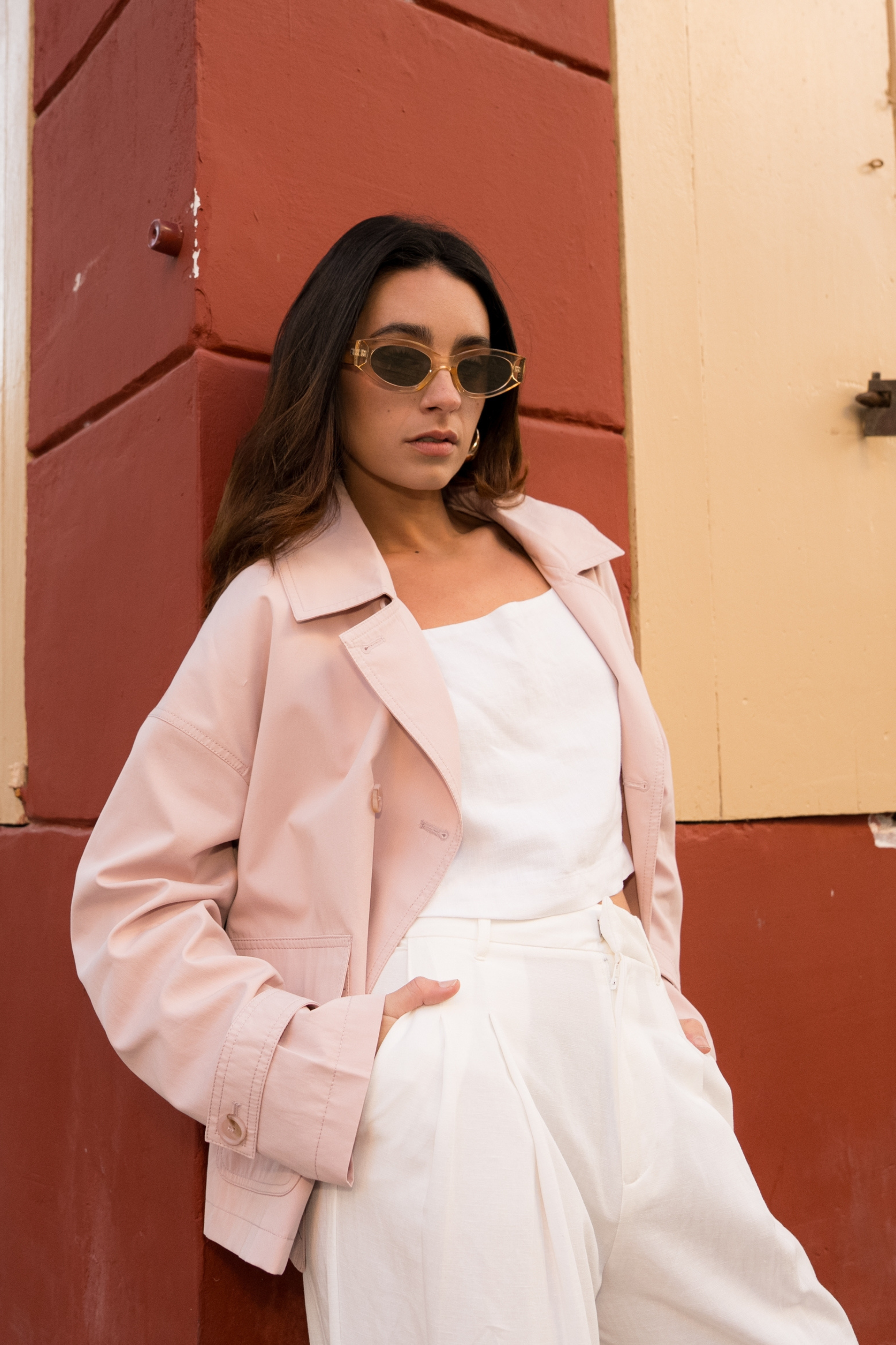 veste trench à boutons et col à revers, poches plaquées à rabats, pattes de serrage décoratives poignets, zoom devant ouvert
#couleur_rose