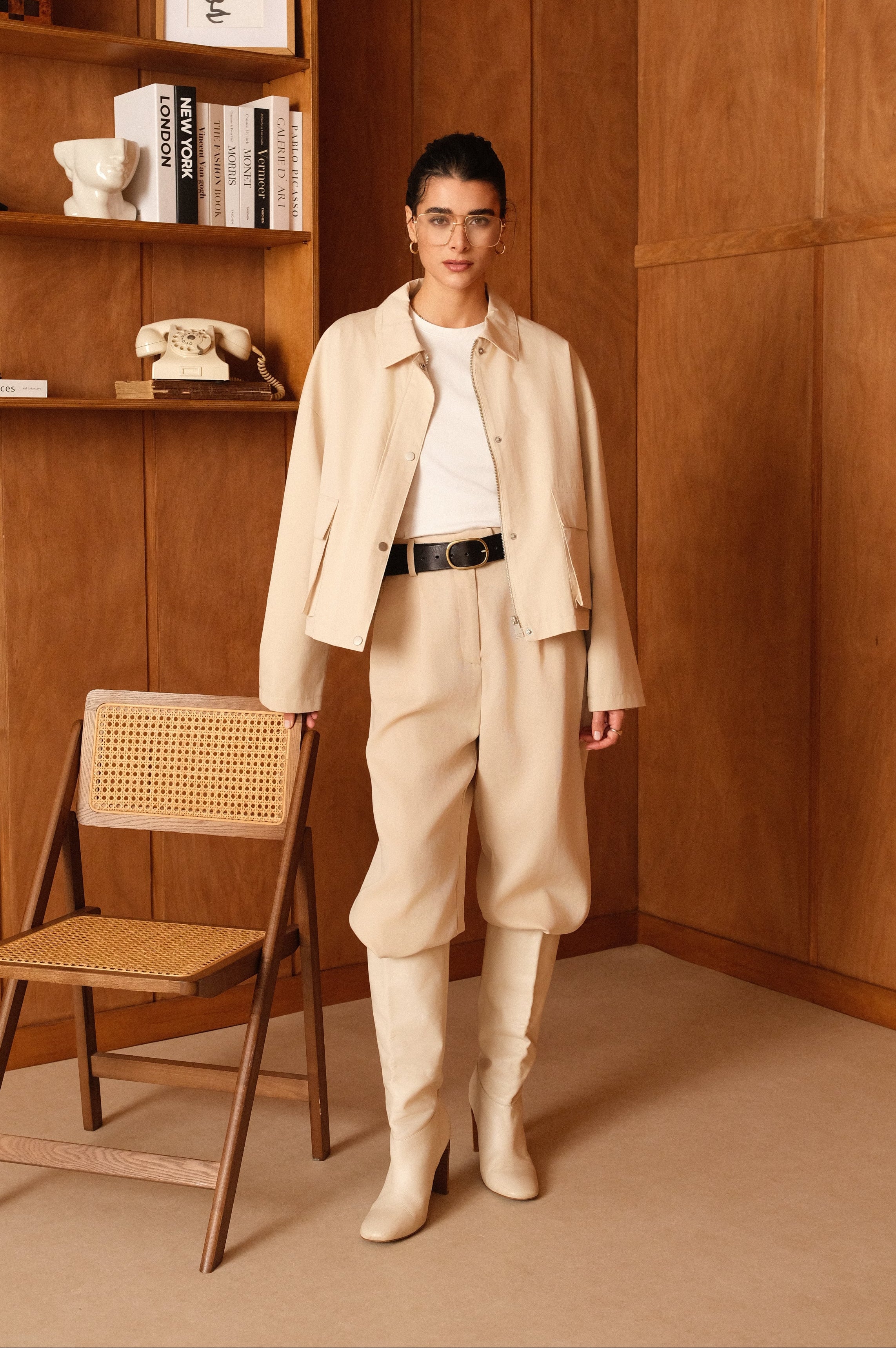 veste en coton beige clair courte et droite, fermeture à glissière métallique et boutonnière pressions, poches cargos et col français, devant
#couleur_beige