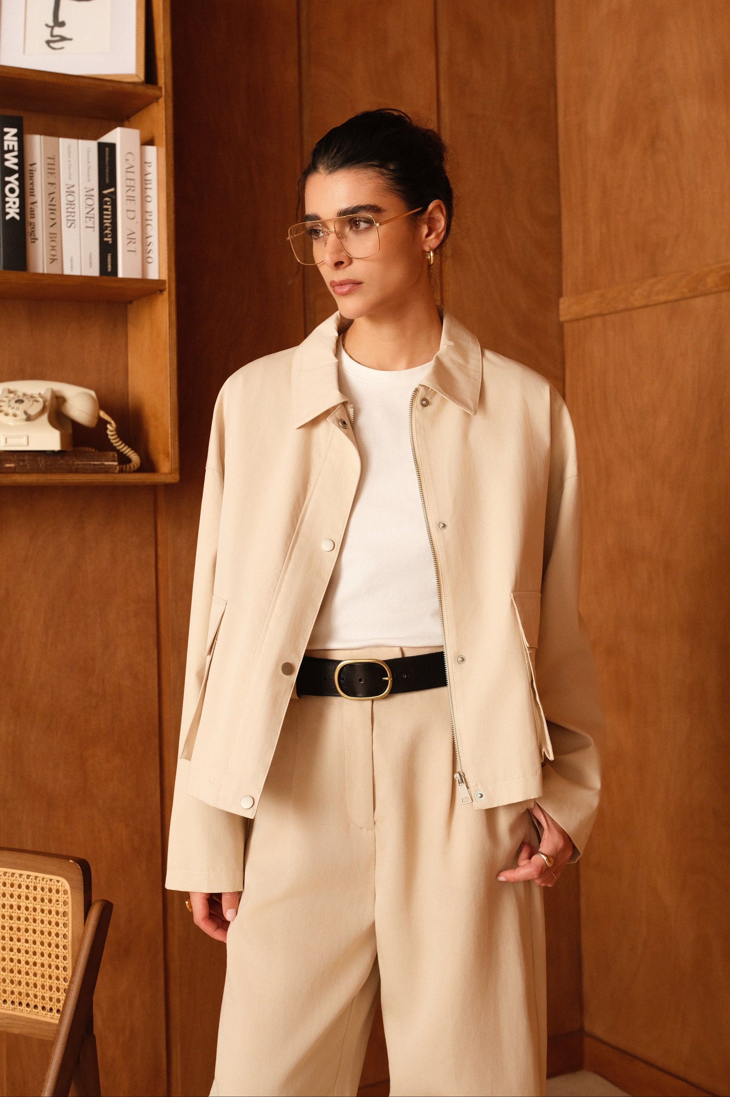 veste en coton beige clair courte et droite, fermeture à glissière métallique et boutonnière pressions, poches cargos et col français, devant
#couleur_beige