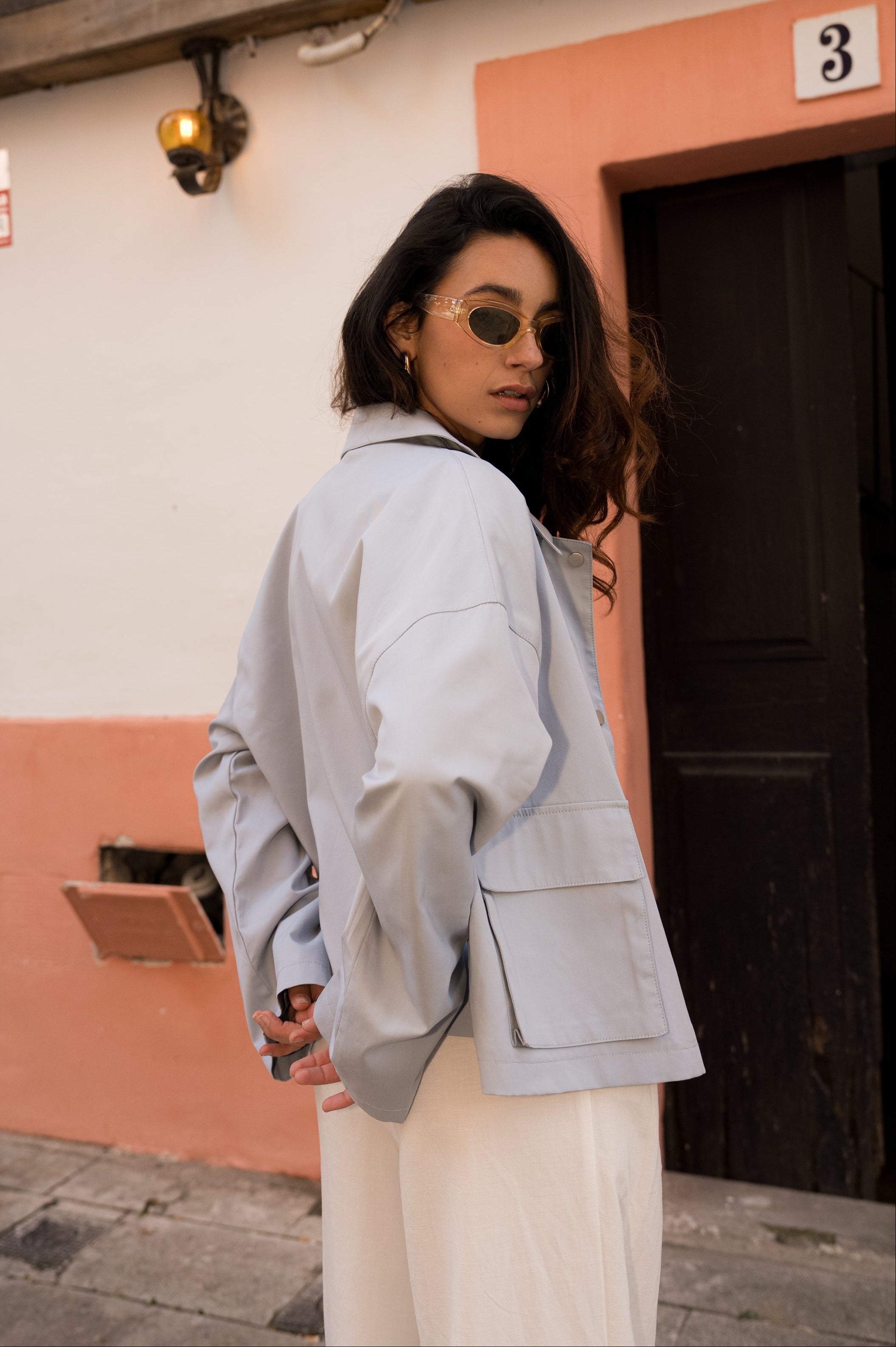 veste en coton bleu ciel courte et droite, fermeture à glissière métallique et boutonnière pressions, poches cargos et col français, dos
#couleur_ciel