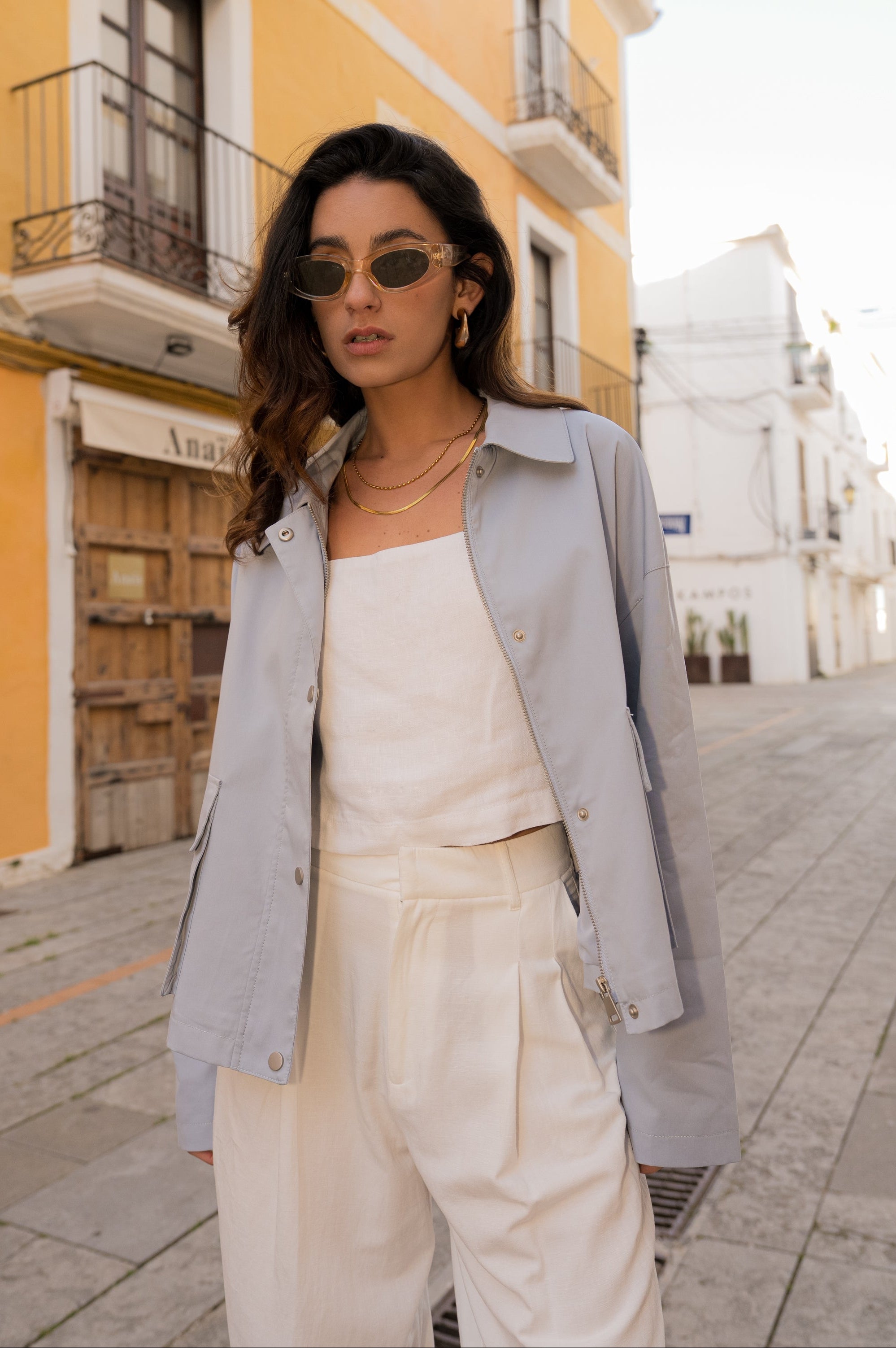 veste en coton bleu ciel courte et droite, fermeture à glissière métallique et boutonnière pressions, poches cargos et col français, devant
#couleur_ciel