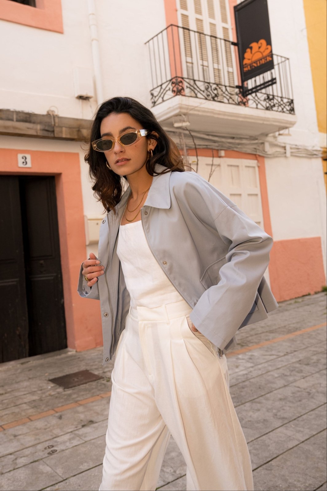 NERISSA - Veste Ciel - Escandelle (Vue de face - portrait - profil gauche) 
#couleur_ciel