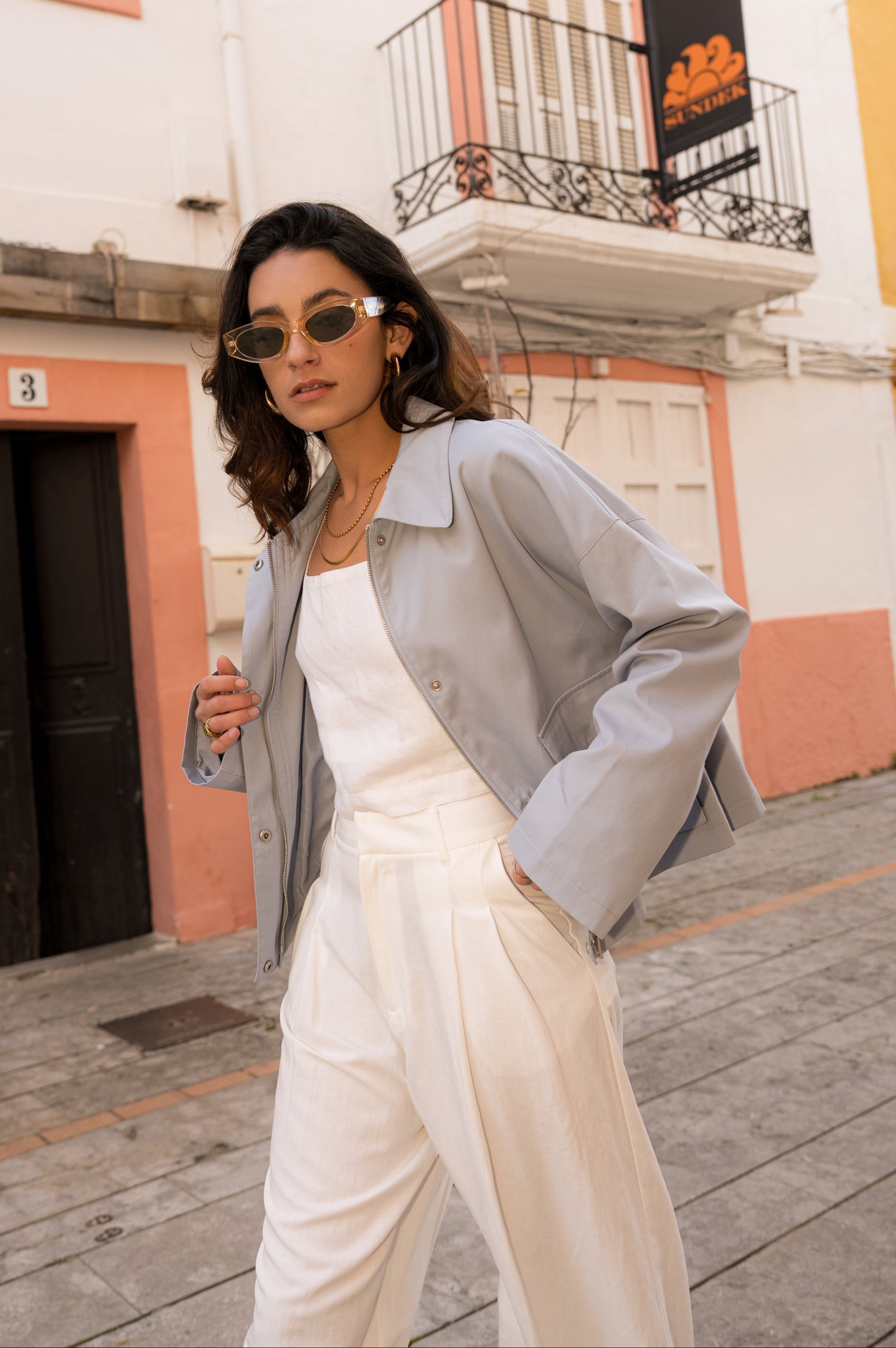 veste en coton bleu ciel courte et droite, fermeture à glissière métallique et boutonnière pressions, poches cargos et col français, devant
#couleur_ciel