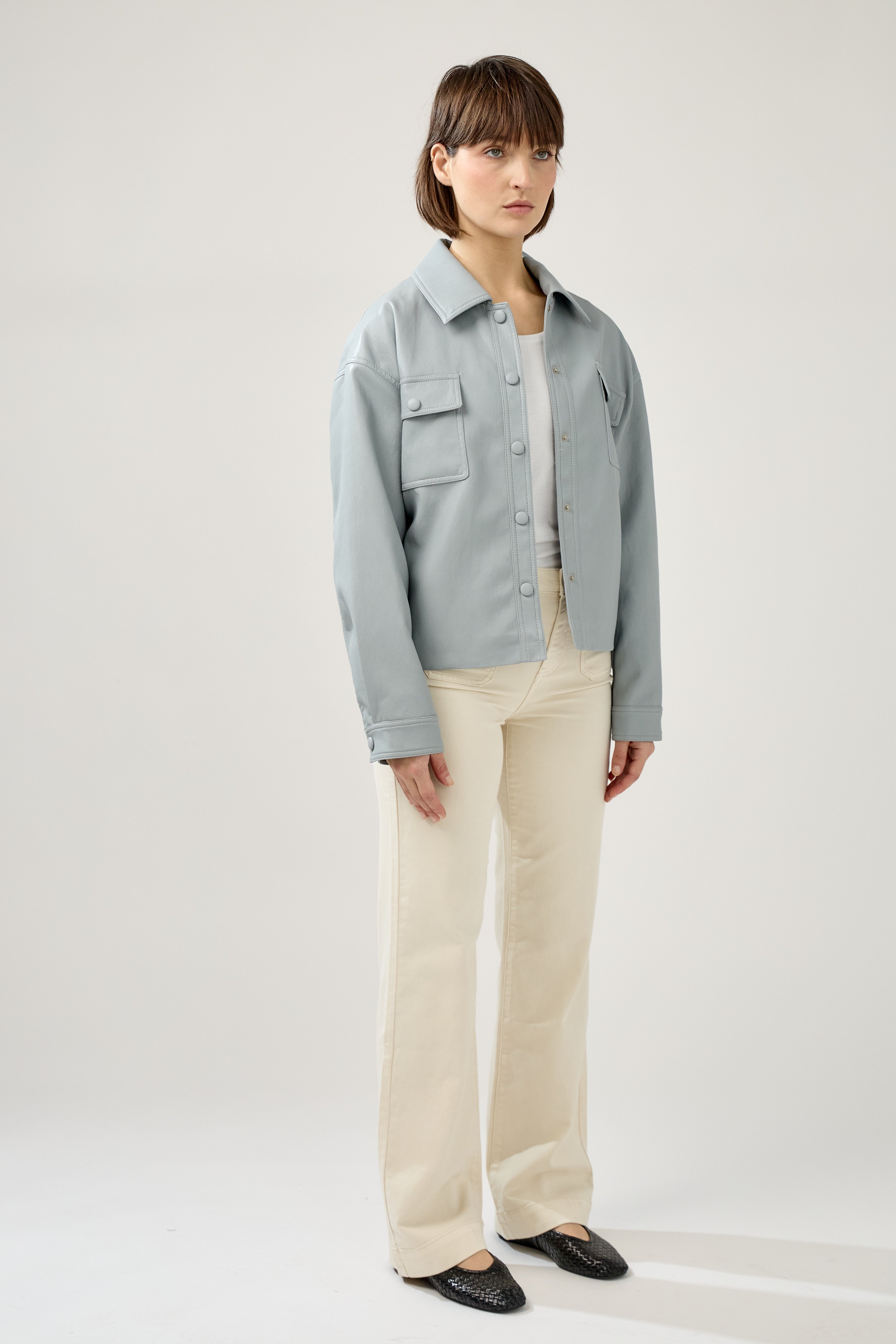 veste en similicuir à ceinture, col français, poches plaquées à rabats boutonnées poitrine, boutonnière avant boutons pressions, devant
#couleur_ciel