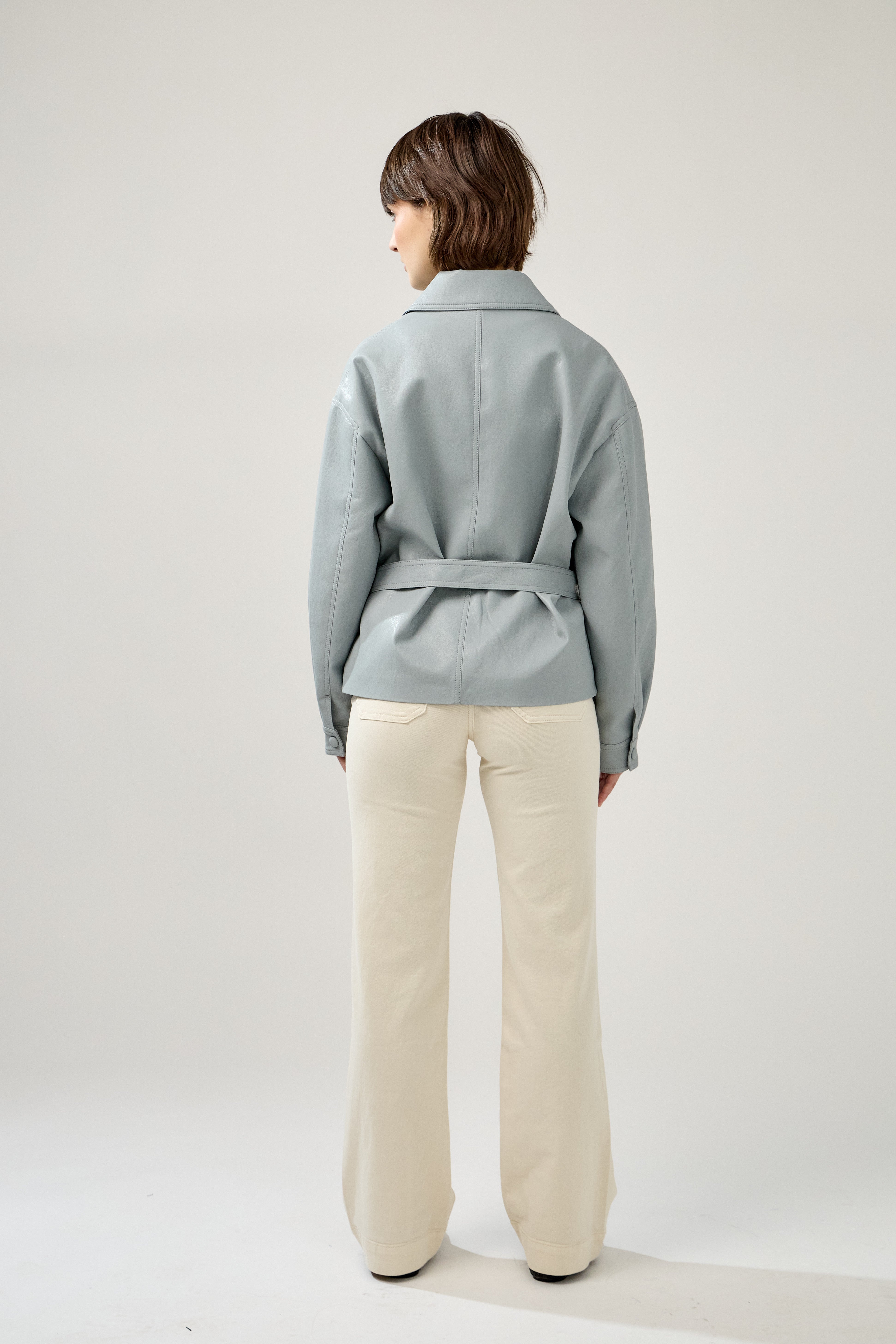 veste en similicuir à ceinture, couture milieu, dos
#couleur_ciel
