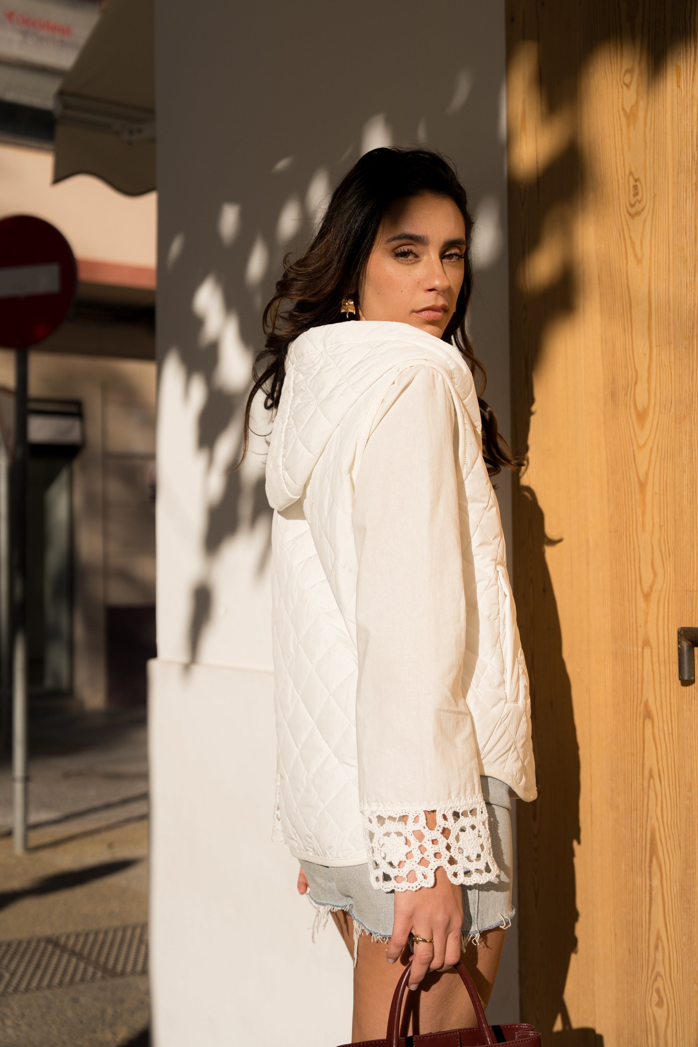 veste matelassée boutonnées, sans manches, capuche, poches raglans, bas arrondi, côté
#couleur_blanc