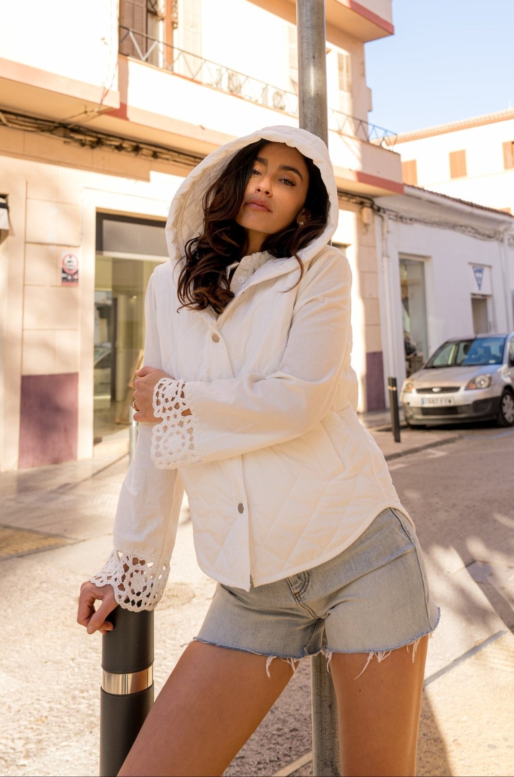 VARESSA - Veste Blanc - Escandelle (Vue de face - portrait - portée avec capuche) 
#couleur_blanc