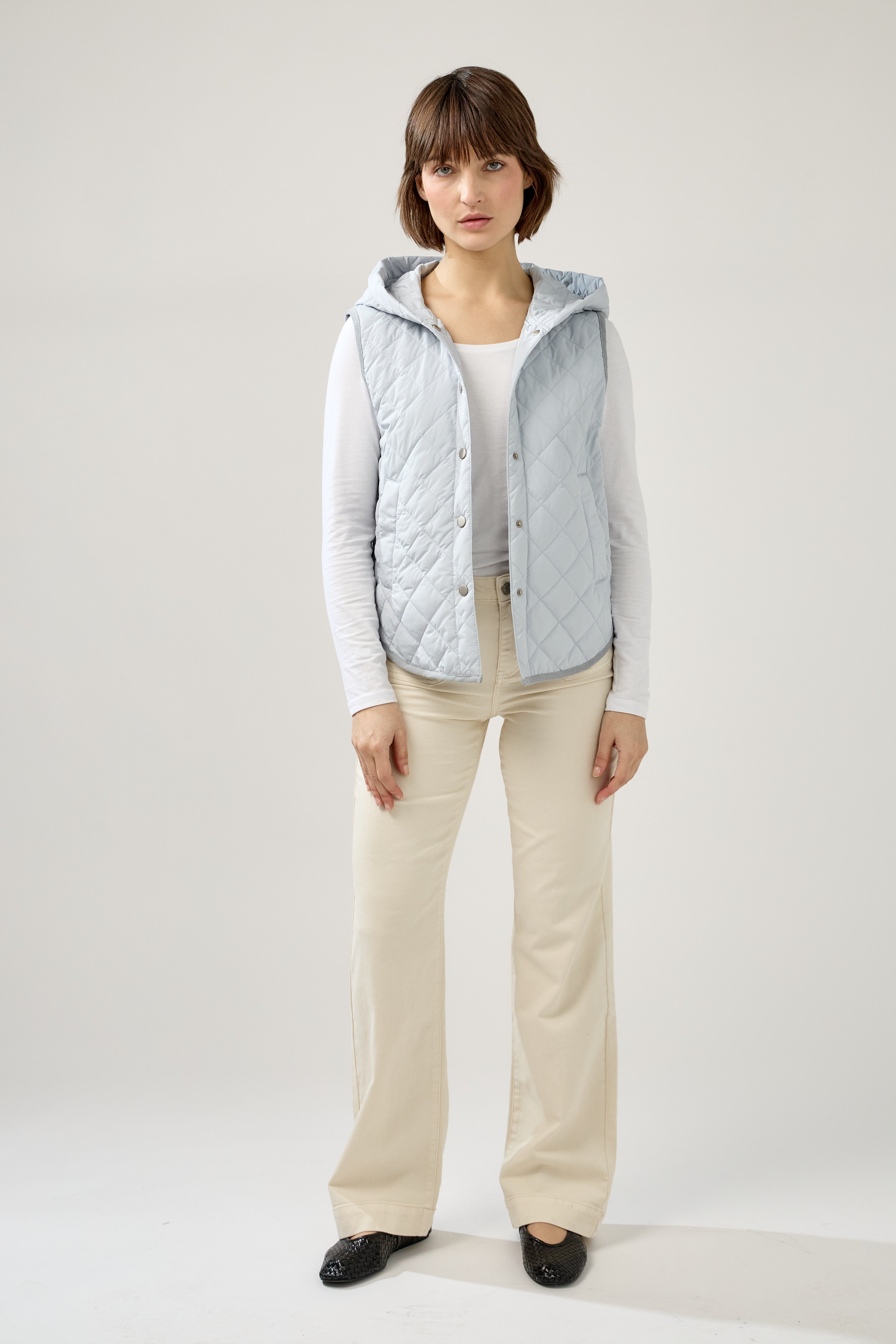 veste matelassée boutonnées, sans manches, capuche, poches raglans, bas arrondi, devant
#couleur_ciel