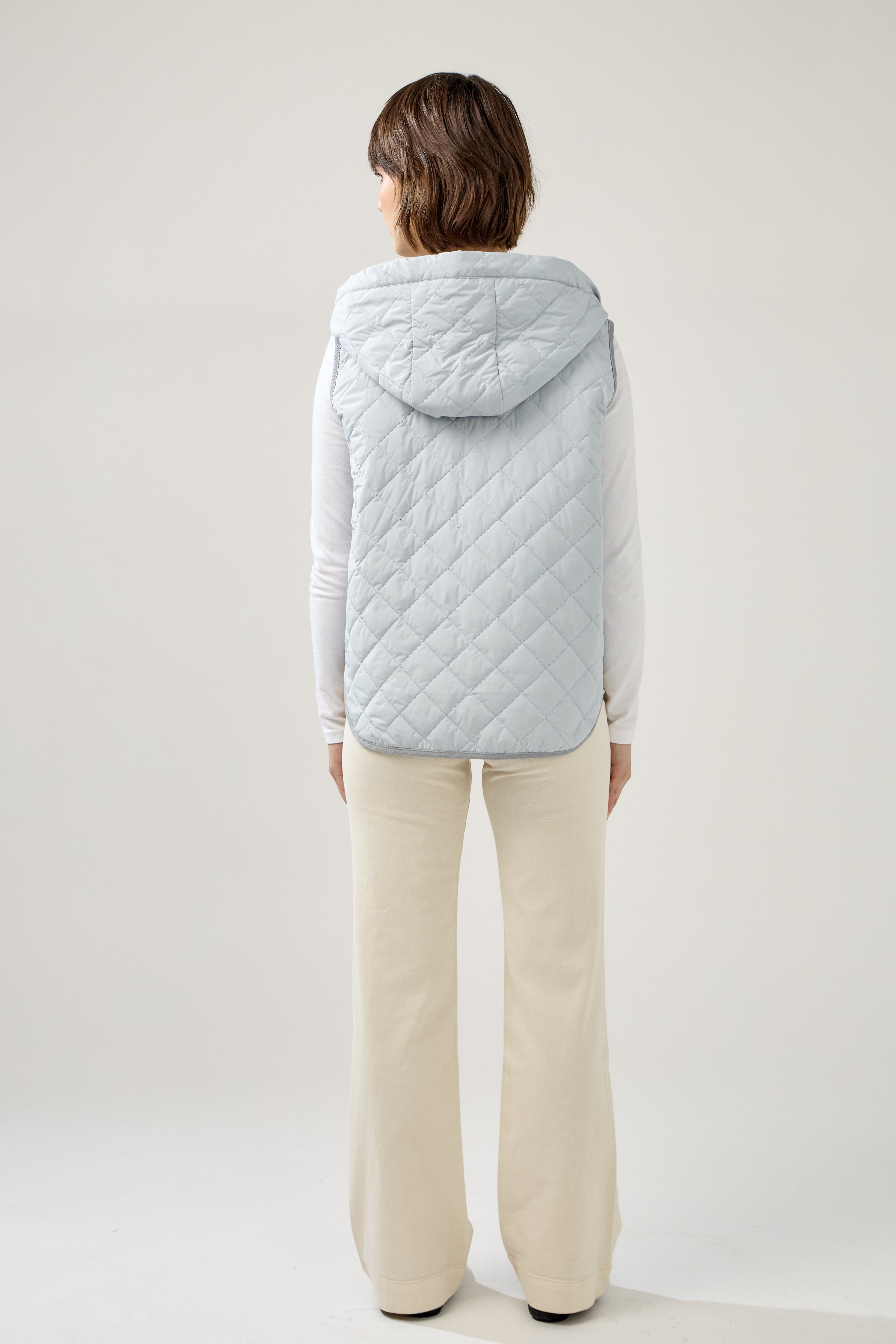 veste matelassée boutonnées, sans manches, capuche, poches raglans, bas arrondi, dos
#couleur_ciel