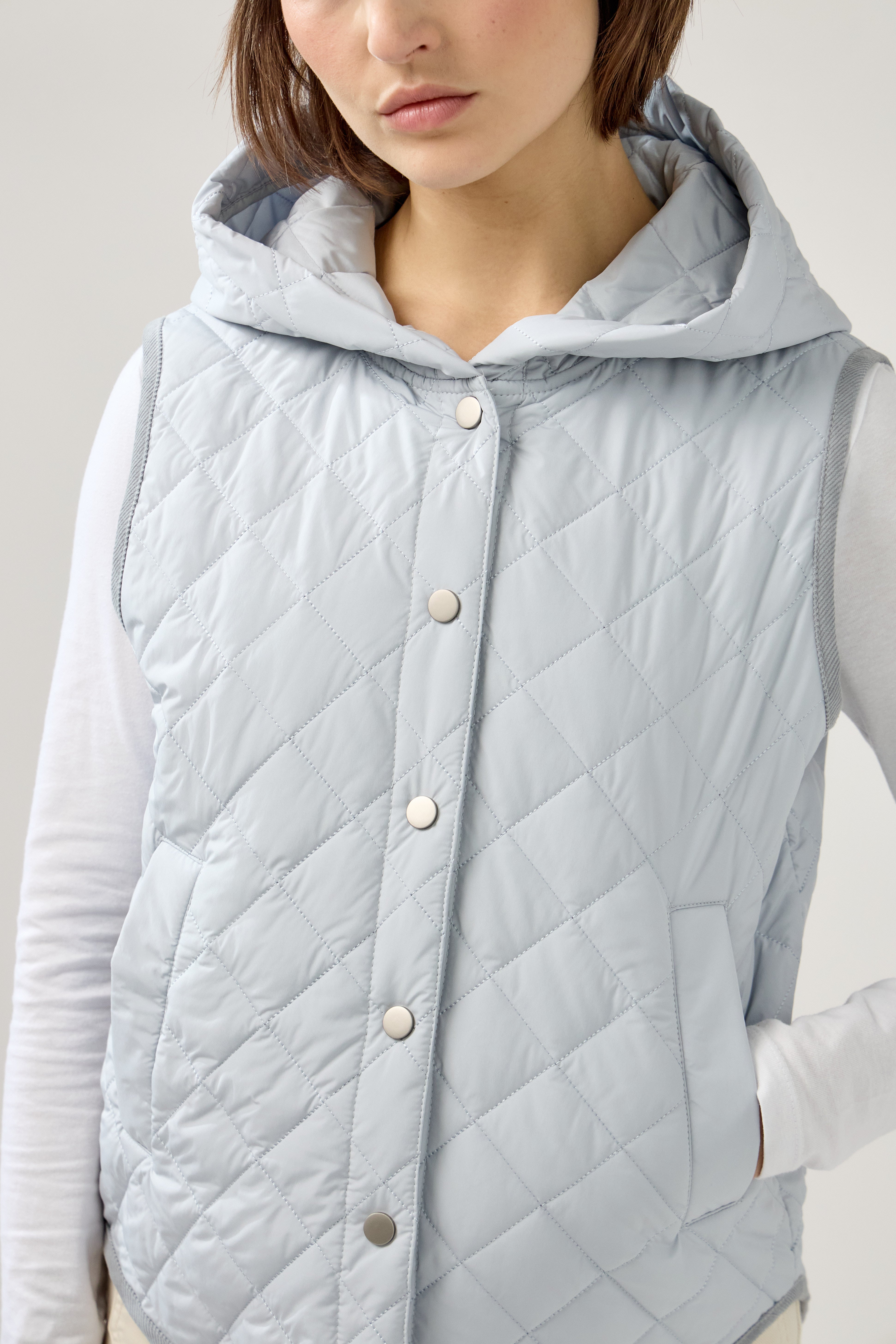 veste matelassée boutonnées, sans manches, capuche, poches raglans, bas arrondi, zoom devant
#couleur_ciel