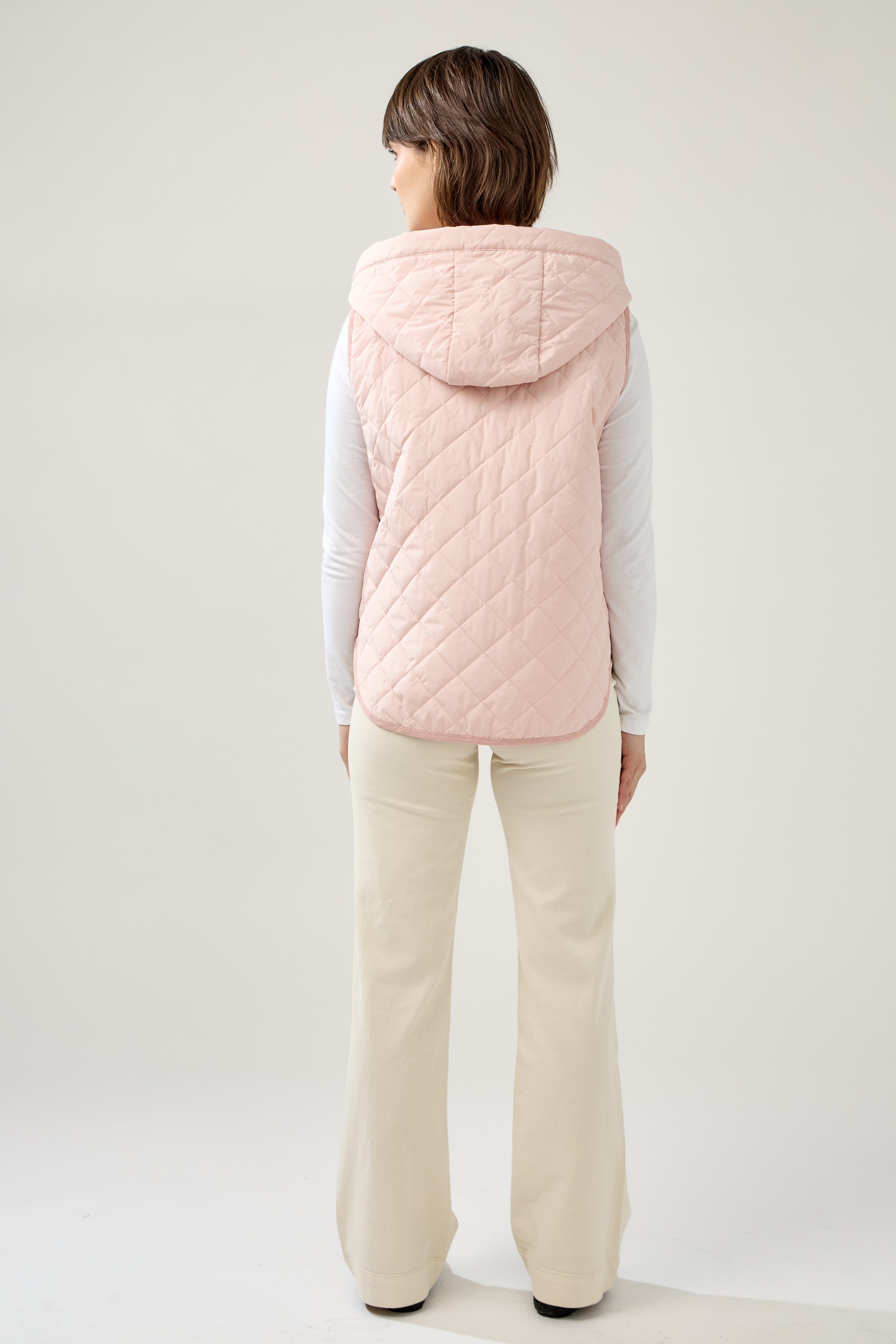 veste matelassée boutonnées, sans manches, capuche, poches raglans, bas arrondi, dos
#couleur_rose