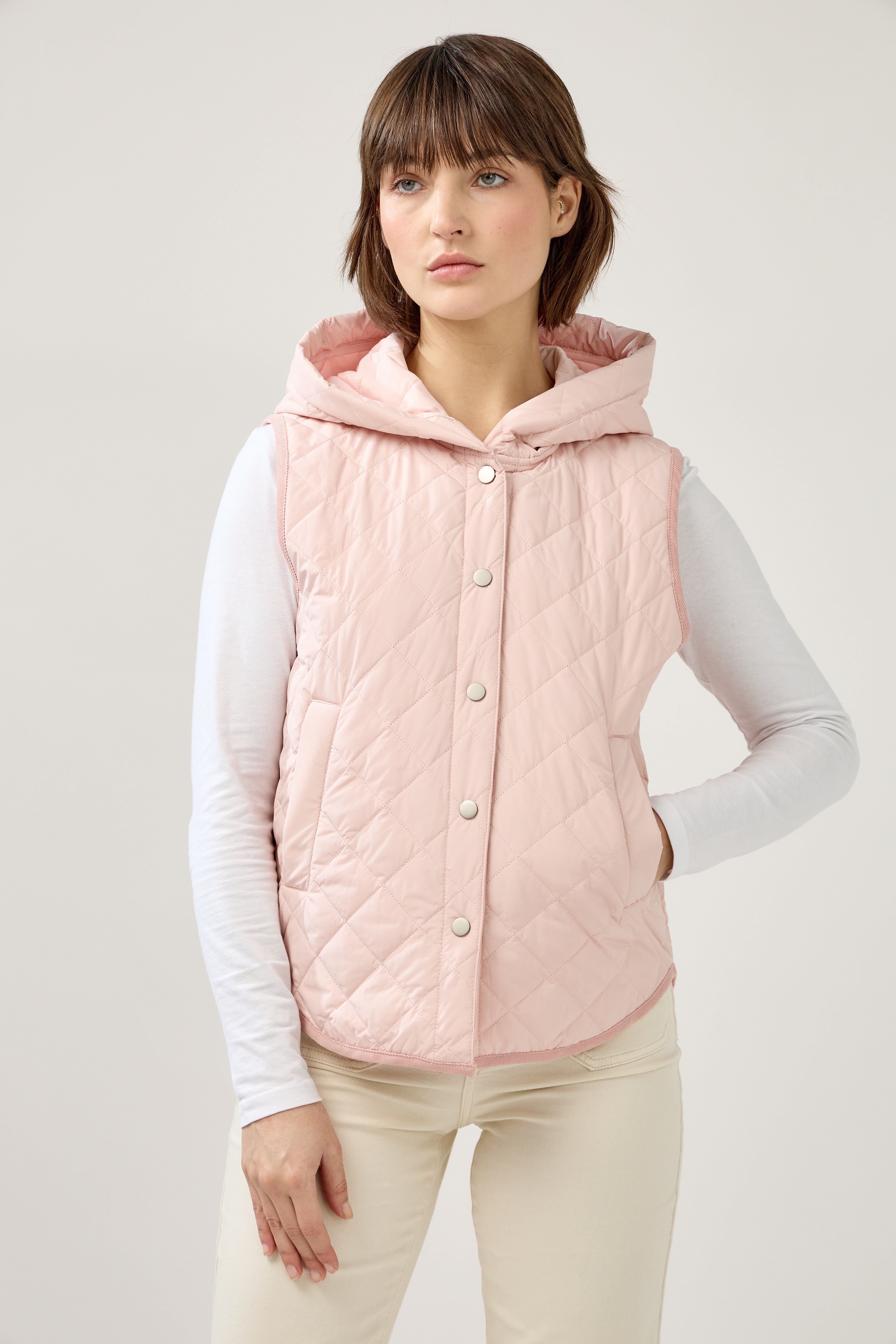 veste matelassée boutonnées, sans manches, capuche, poches raglans, bas arrondi, devant
#couleur_rose
