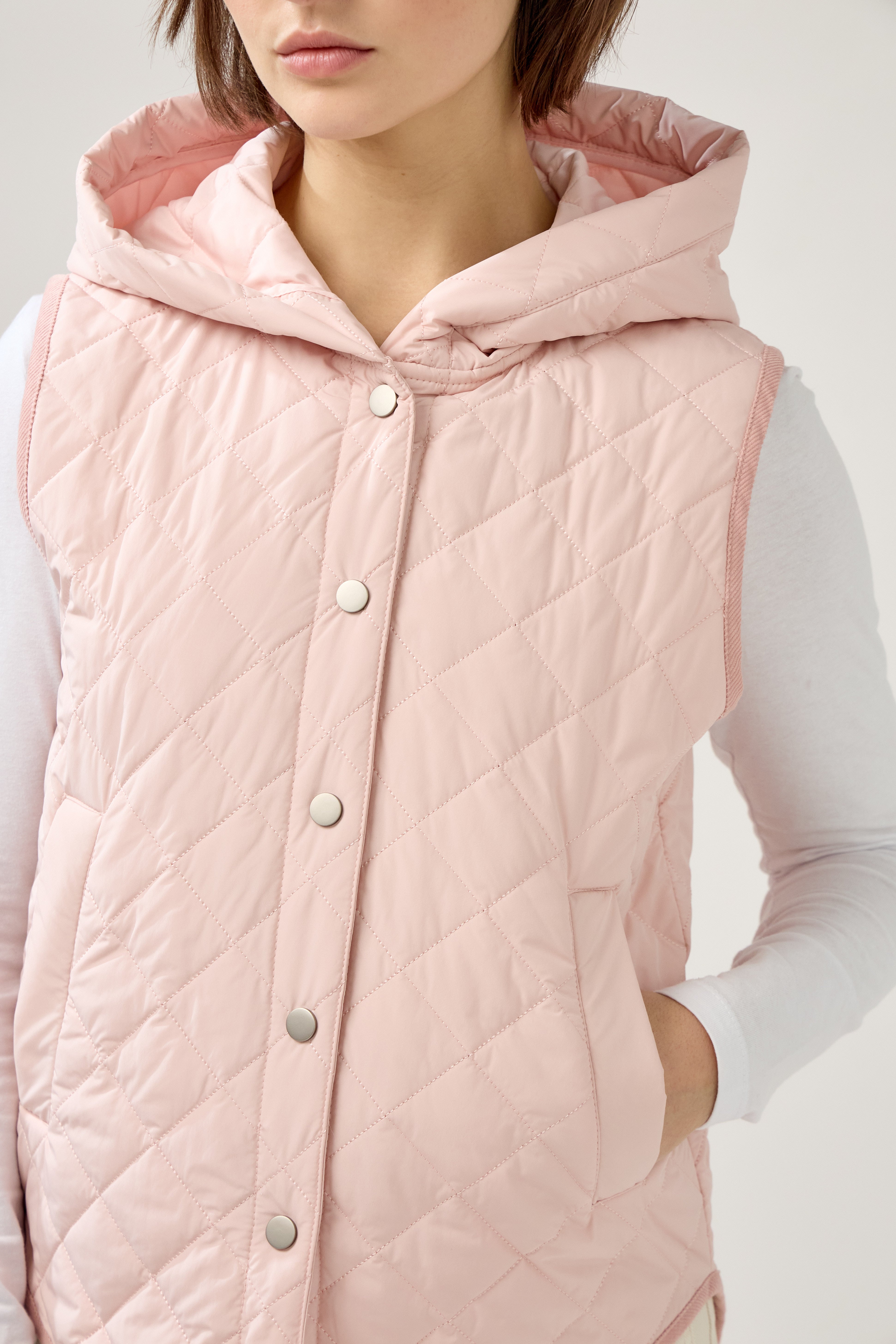 veste matelassée boutonnées, sans manches, capuche, poches raglans, bas arrondi, devant
#couleur_rose