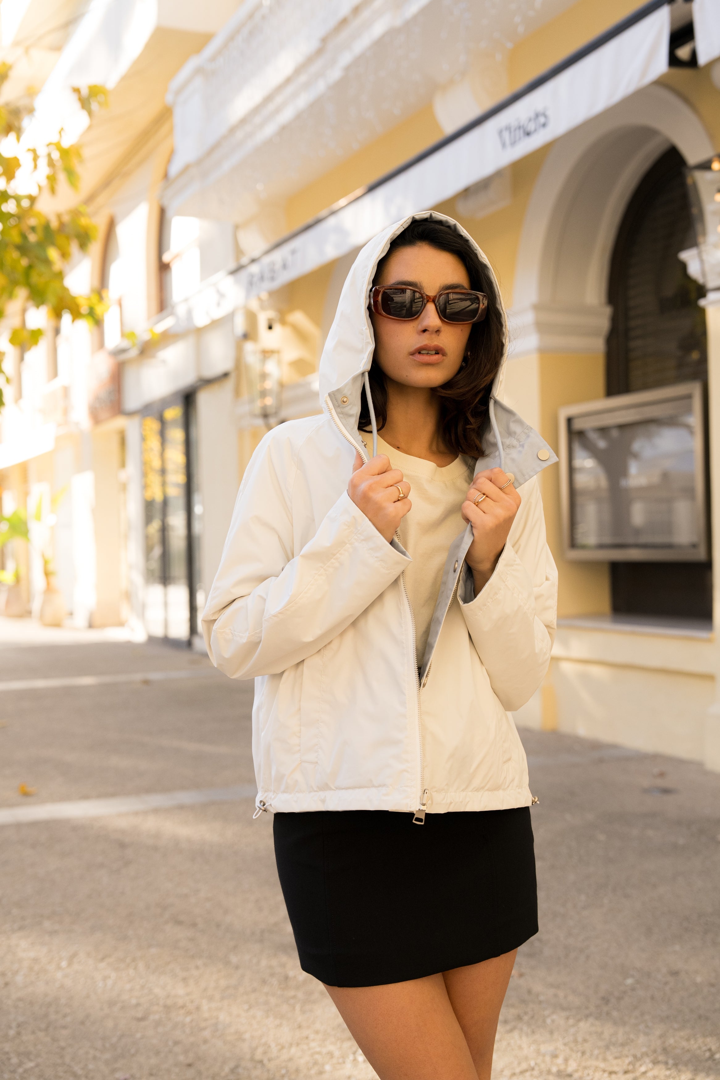 femme portant la parka Elunia réversible bleu ciel / blanc, fermeture à glissière et boutons à pressions, capuche à cordon, poche à rabats, bas ajustable, devant
#couleur_ciel