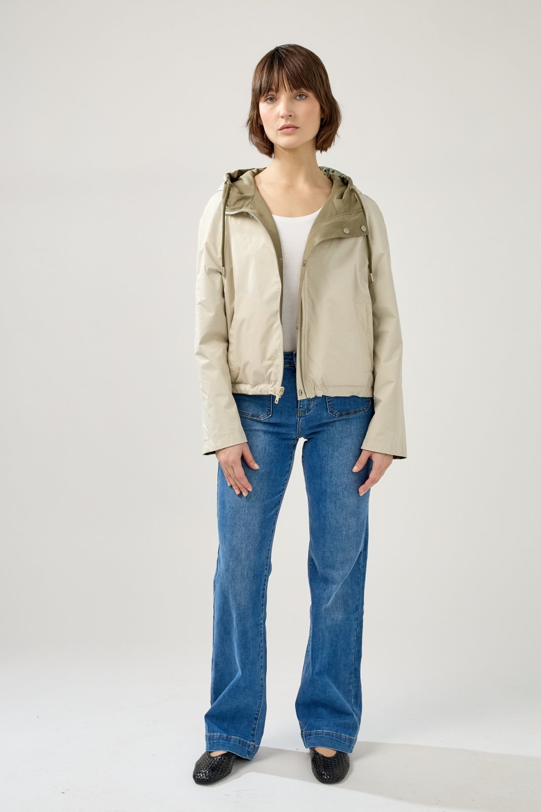 ELUNIA - Parka Kaki - Escandelle (Vue de face - silhouette entière - côté réversible imperméable) 
#couleur_kaki