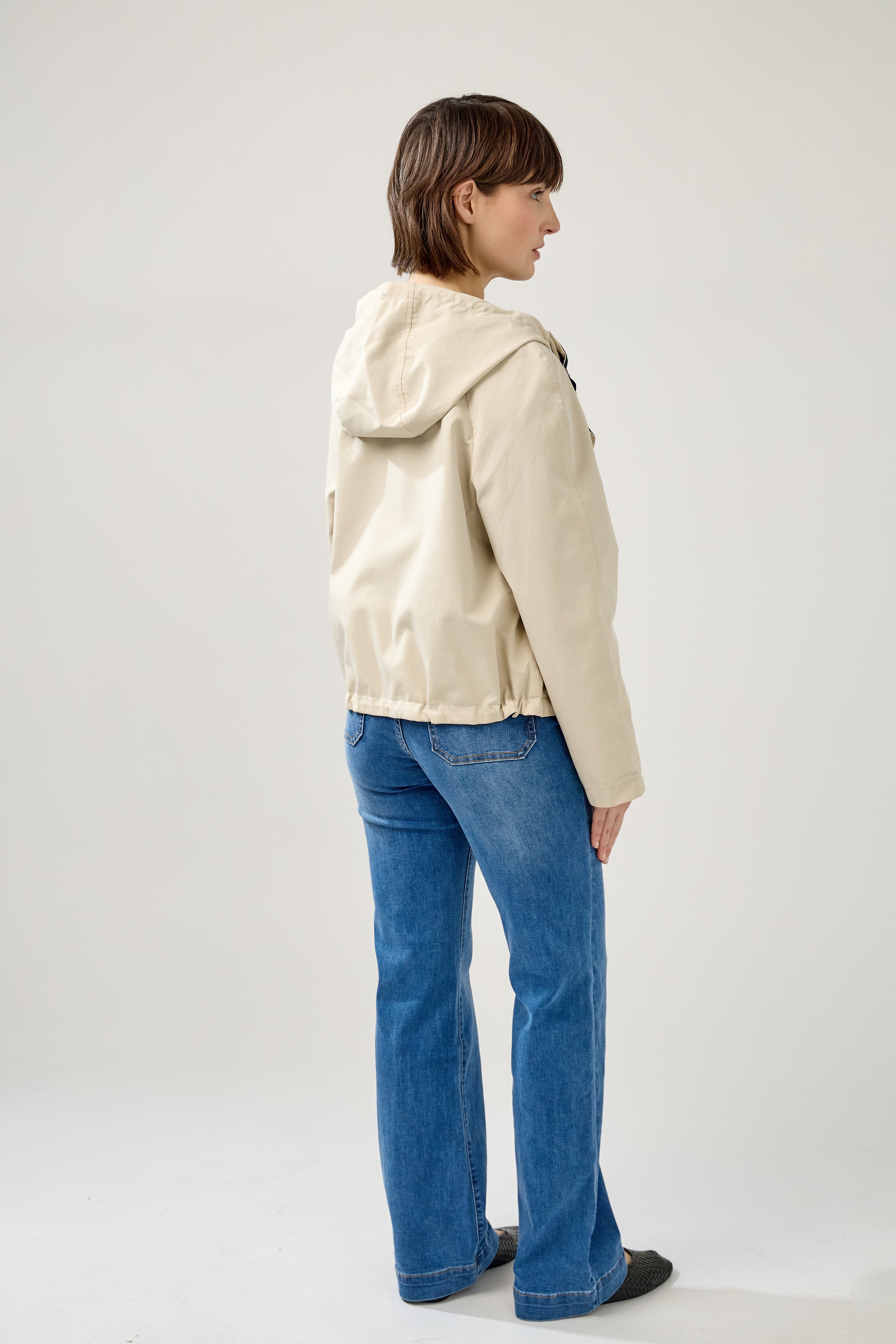 femme portant la parka Elunia réversible beige/marine, fermeture à glissière et boutons à pressions, capuche à cordon, poche à rabats, bas ajustable, dos
#couleur_beige
