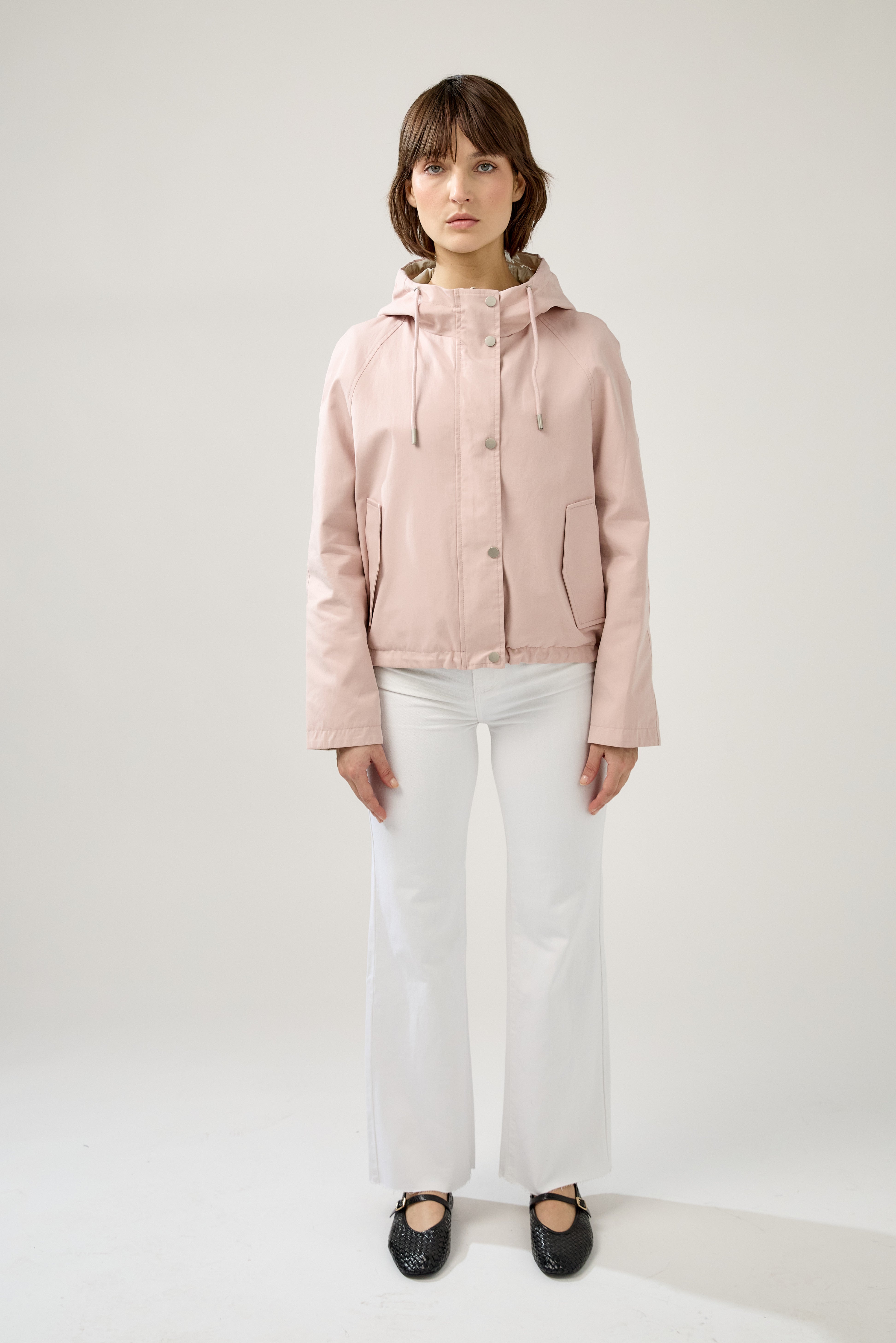 femme portant la parka Elunia réversible rose pâle/beige, fermeture à glissière et boutons à pressions, capuche à cordon, poche à rabats, bas ajustable, devant
#couleur_rose