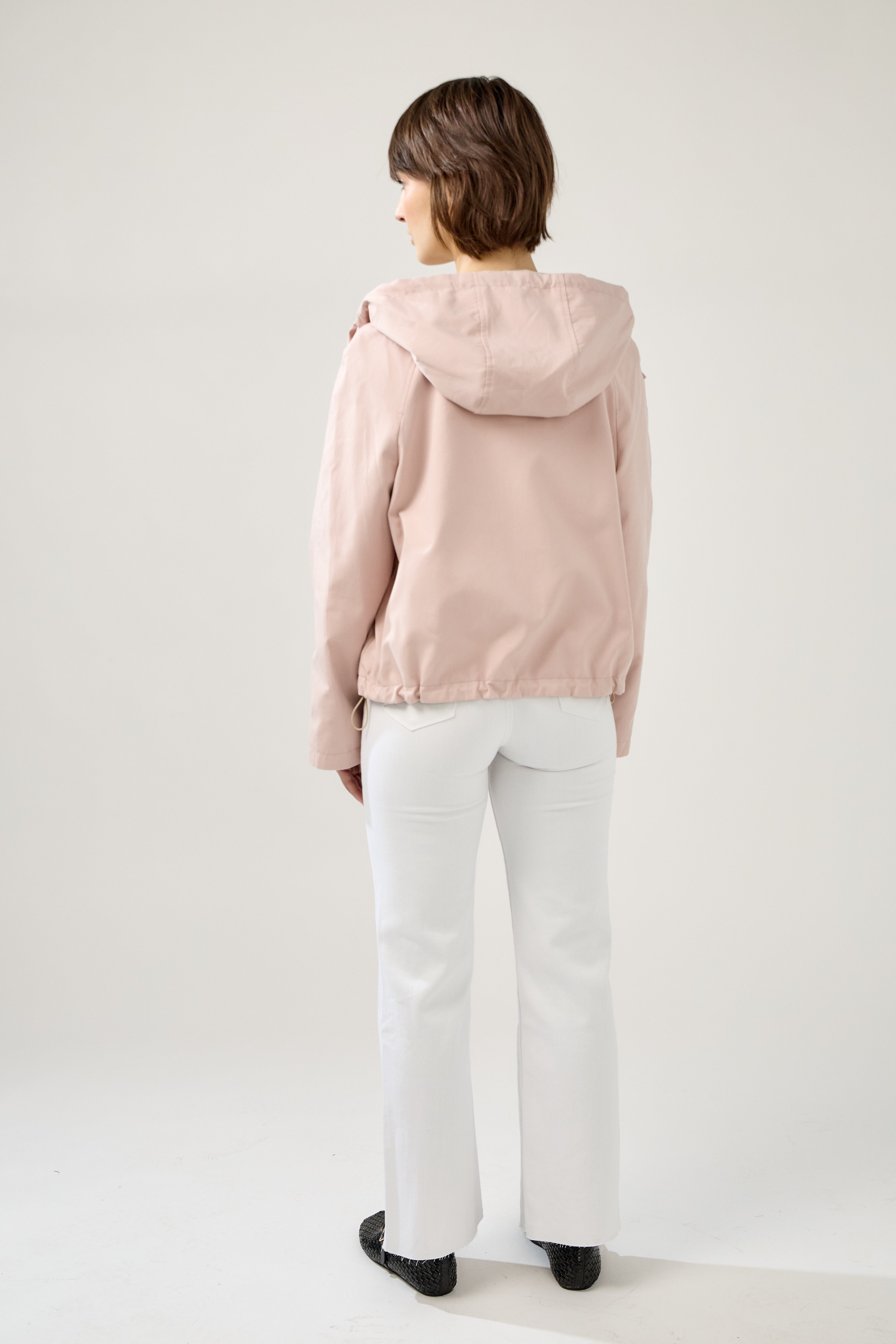femme portant la parka Elunia réversible rose pâle/beige, fermeture à glissière et boutons à pressions, capuche à cordon, poche à rabats, bas ajustable, dos
#couleur_rose