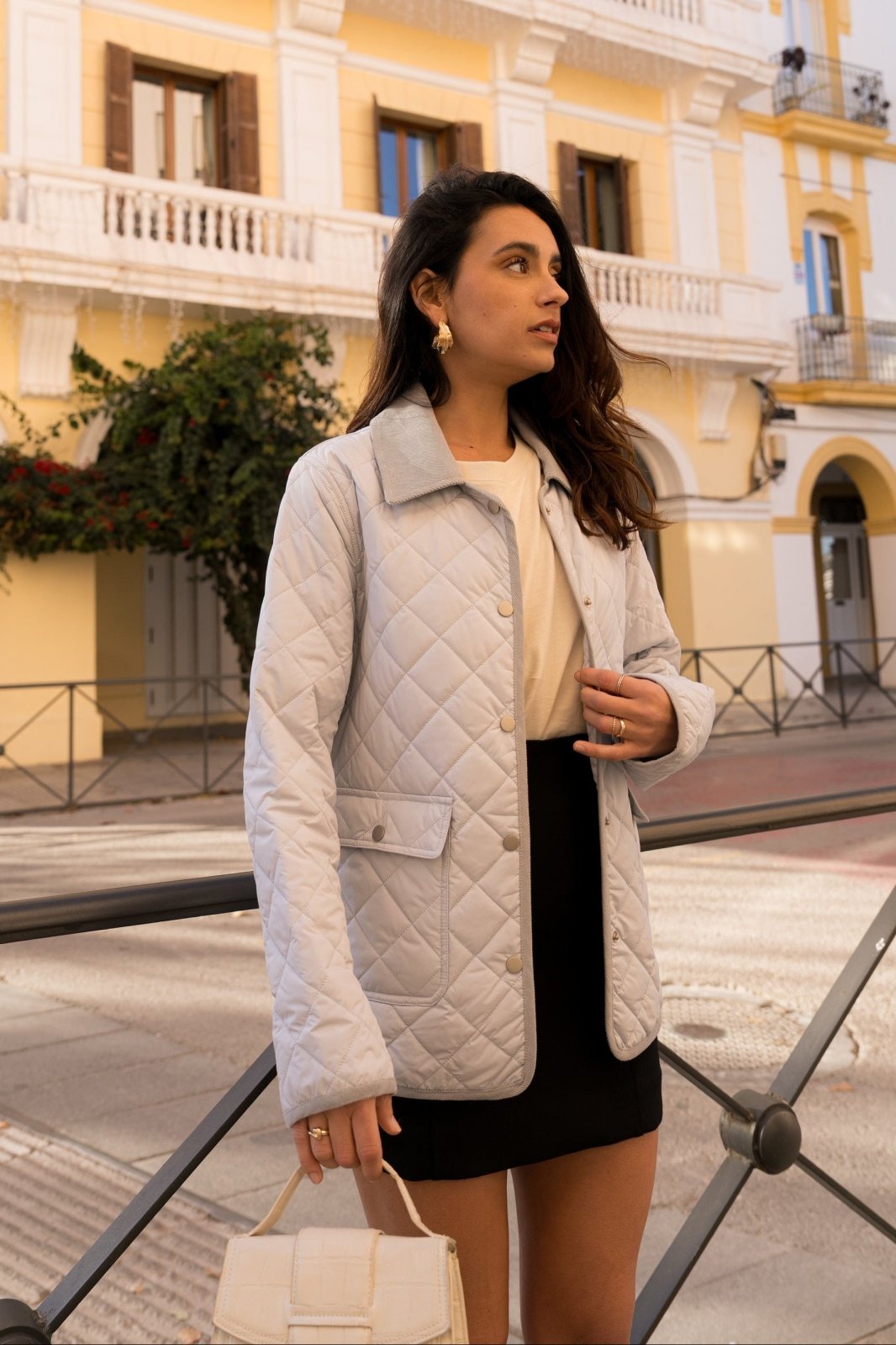 RAVELLE - Veste Ciel - Escandelle (Vue de face - portrait - profil droit) 
#couleur_ciel