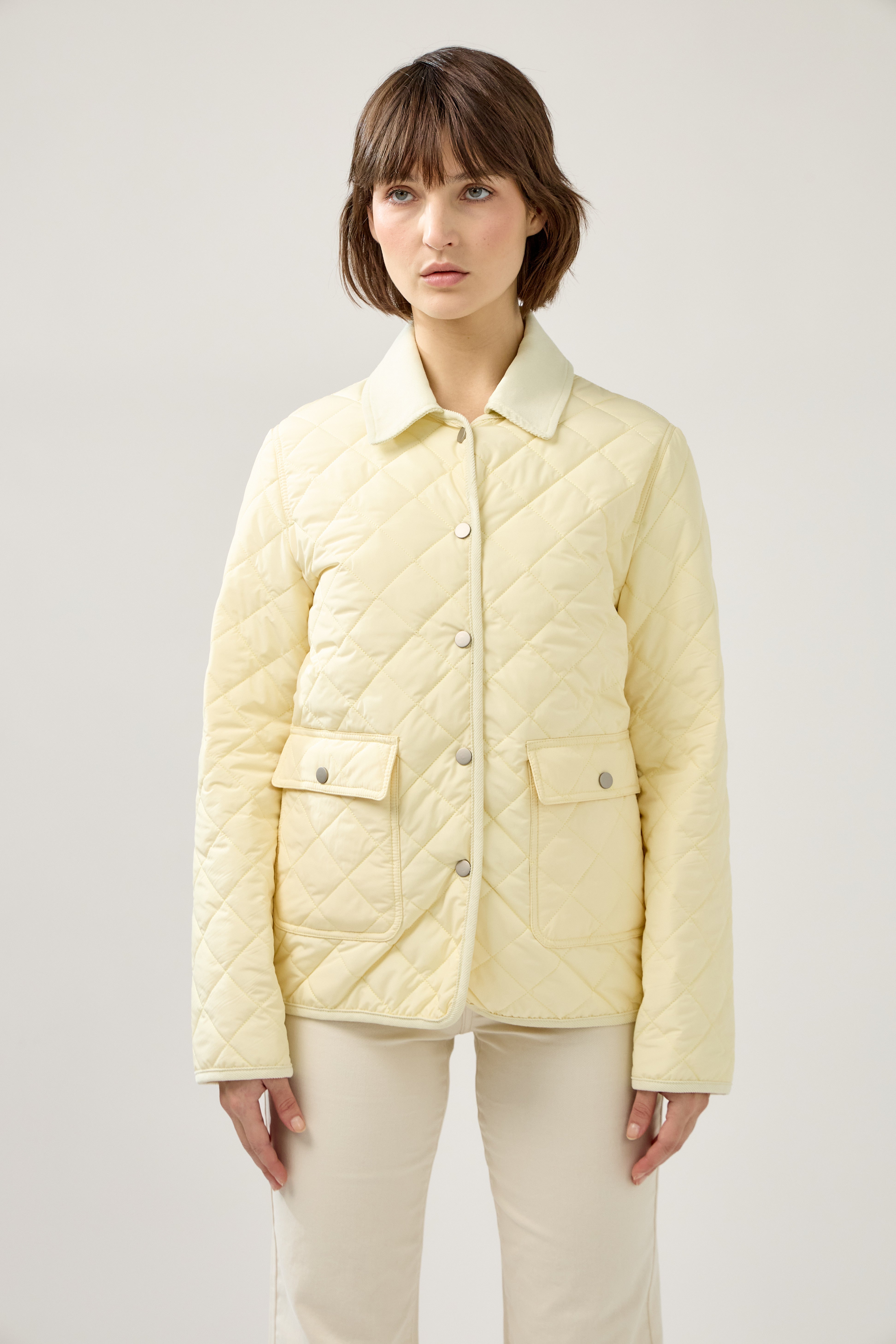 veste matelassée boutonnées, bi-matière, col français, poches plaquées à rabats et bouton pression, devant
#couleur_jaune