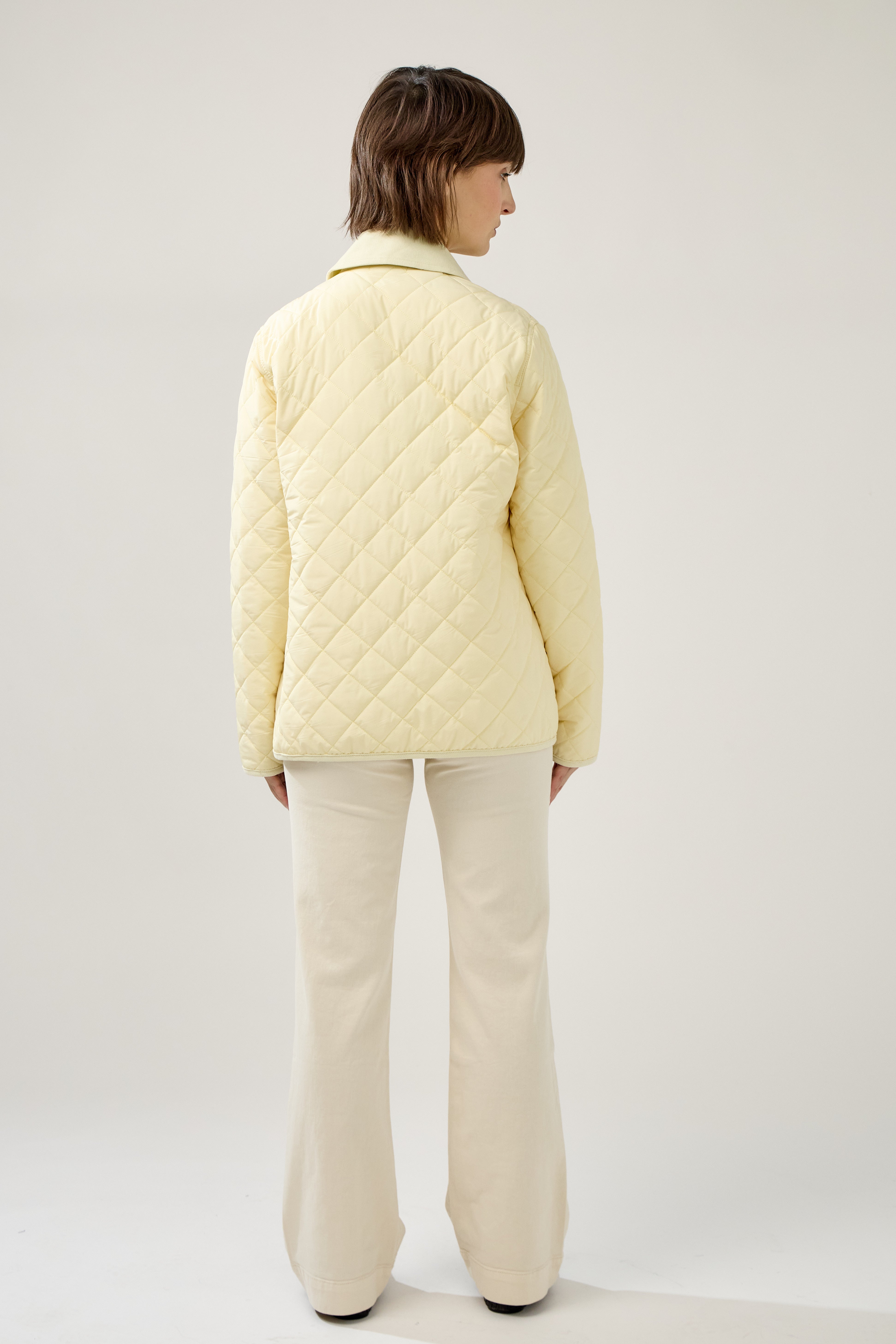 veste matelassée boutonnées, bi-matière, col français, poches plaquées à rabats et bouton pression, dos
#couleur_jaune