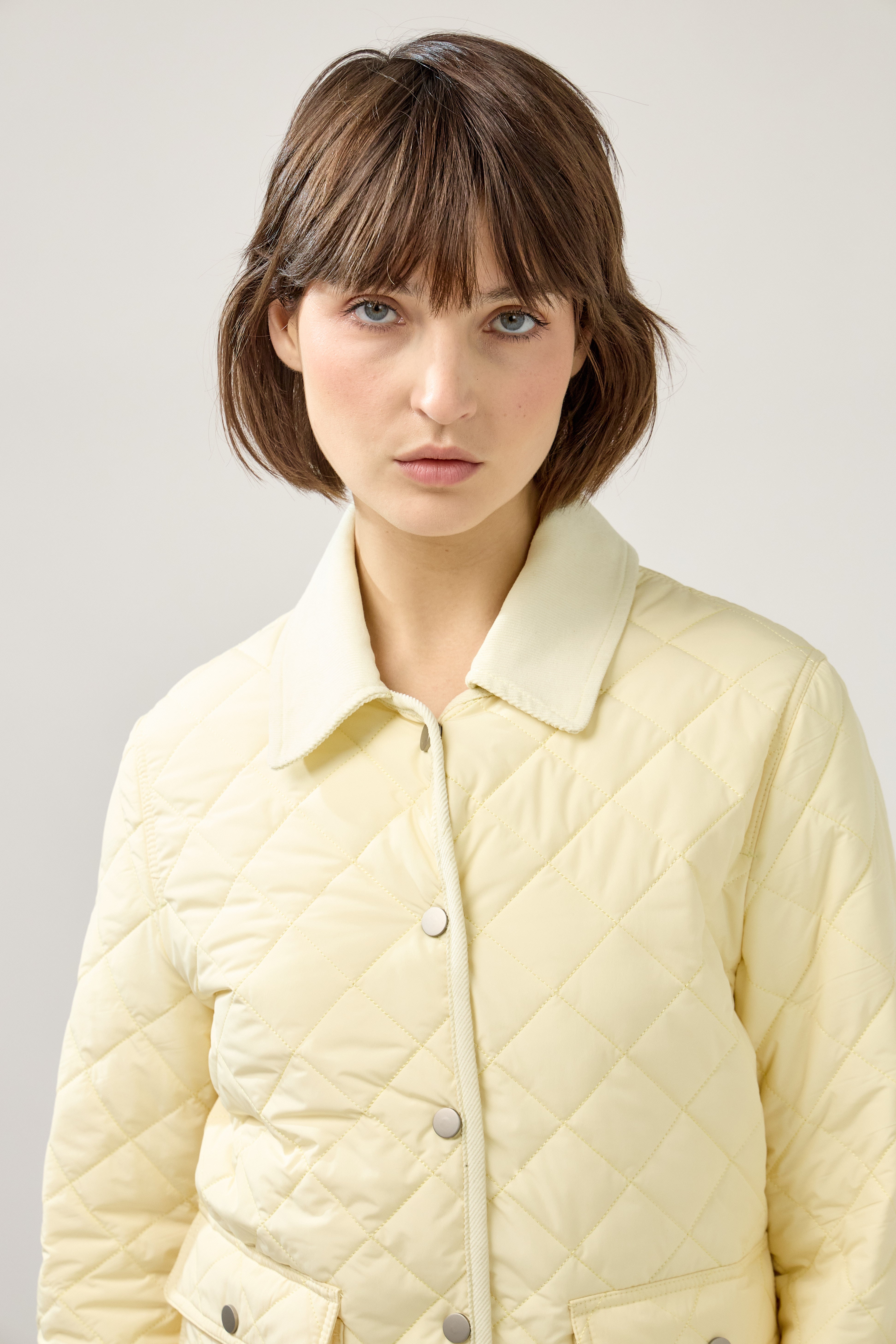 veste matelassée boutonnées, bi-matière, col français, poches plaquées à rabats et bouton pression, zoom devant
#couleur_jaune