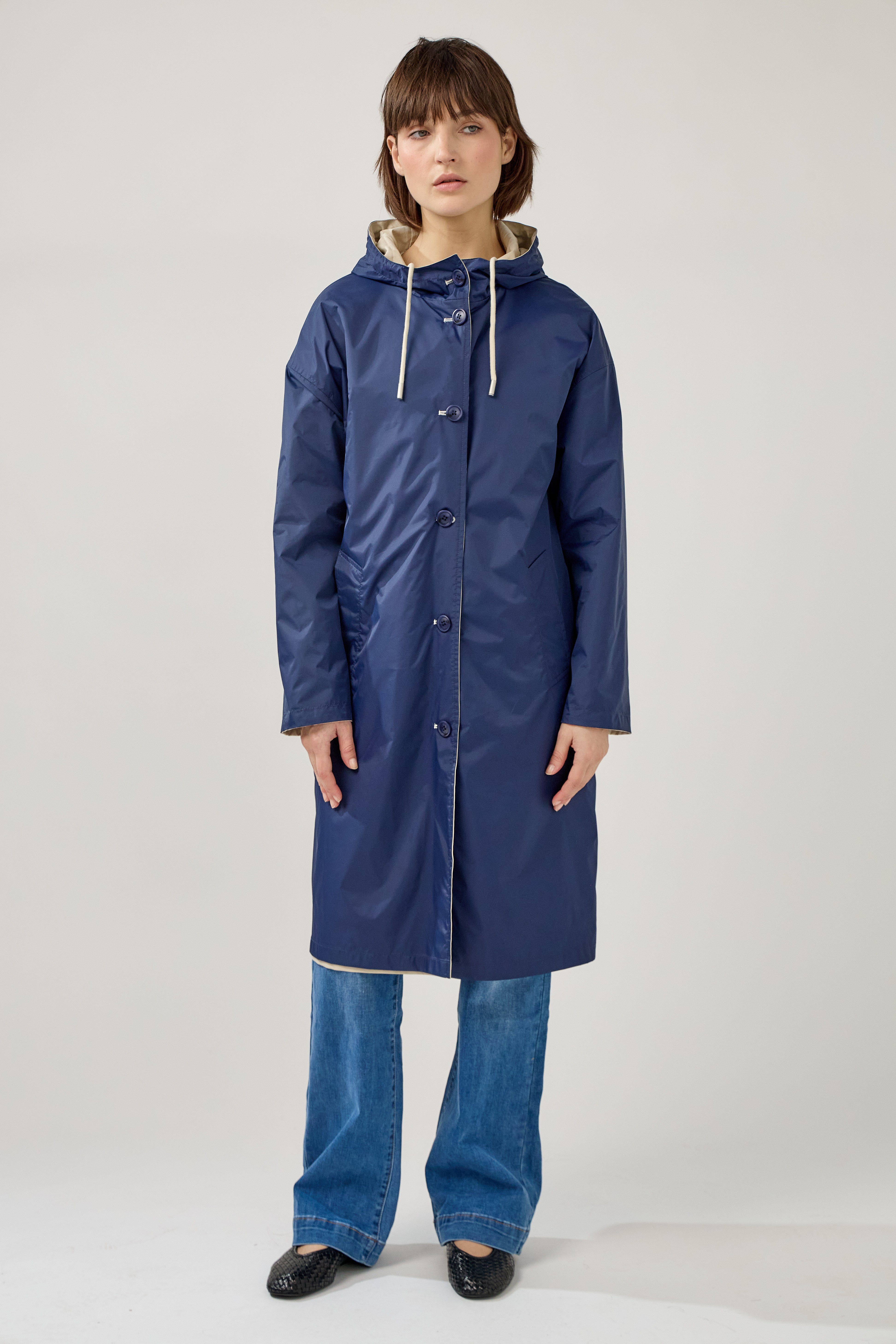 Veste longue réversible et imperméable, capuche à cordon et fermeture à boutons, poches raglans, matière déperlante, mi-saison, devant
#couleur_beige