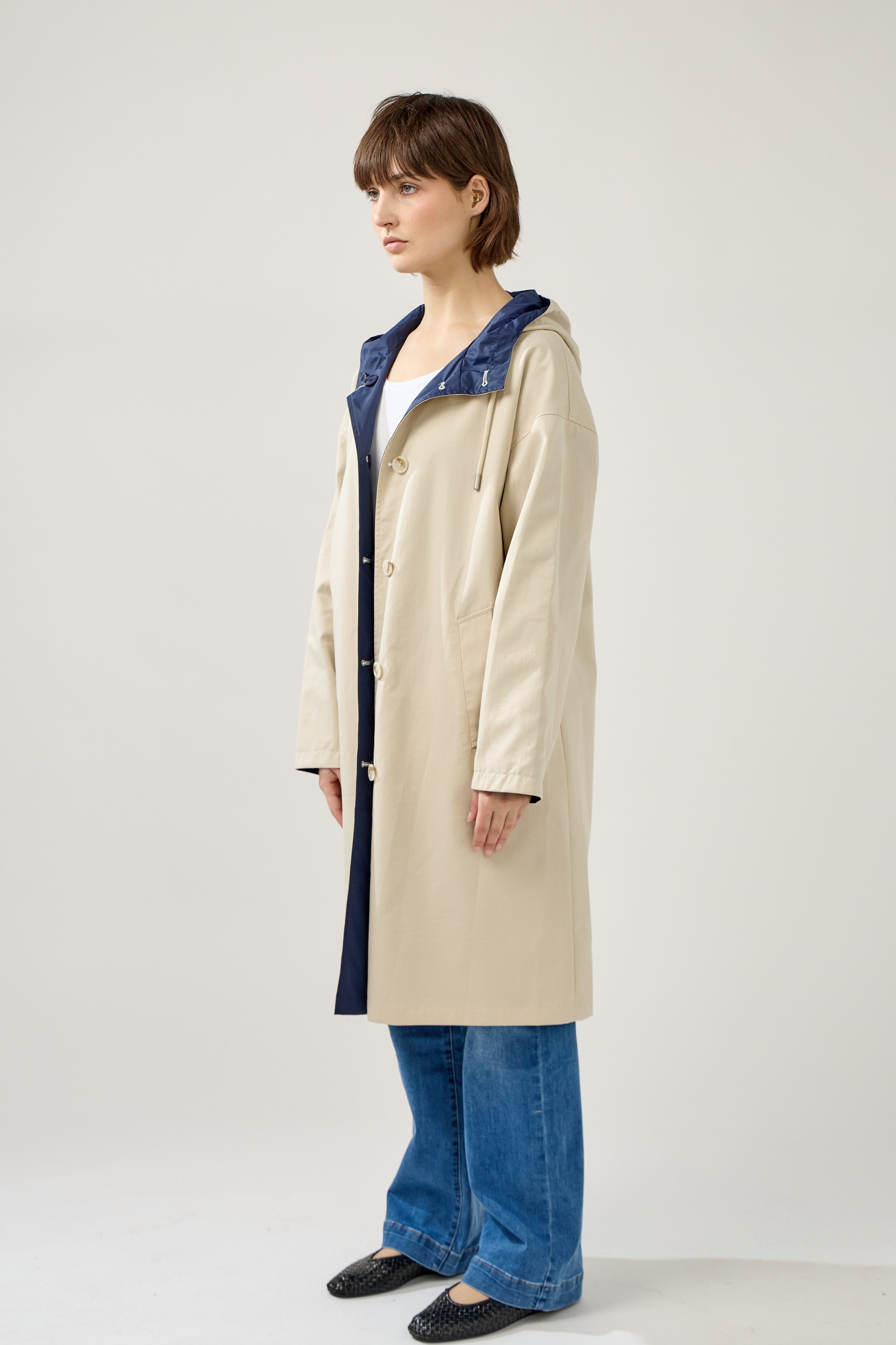 Veste longue réversible et imperméable, capuche à cordon et fermeture à boutons, poches raglans, matière déperlante, mi-saison, côté
#couleur_beige