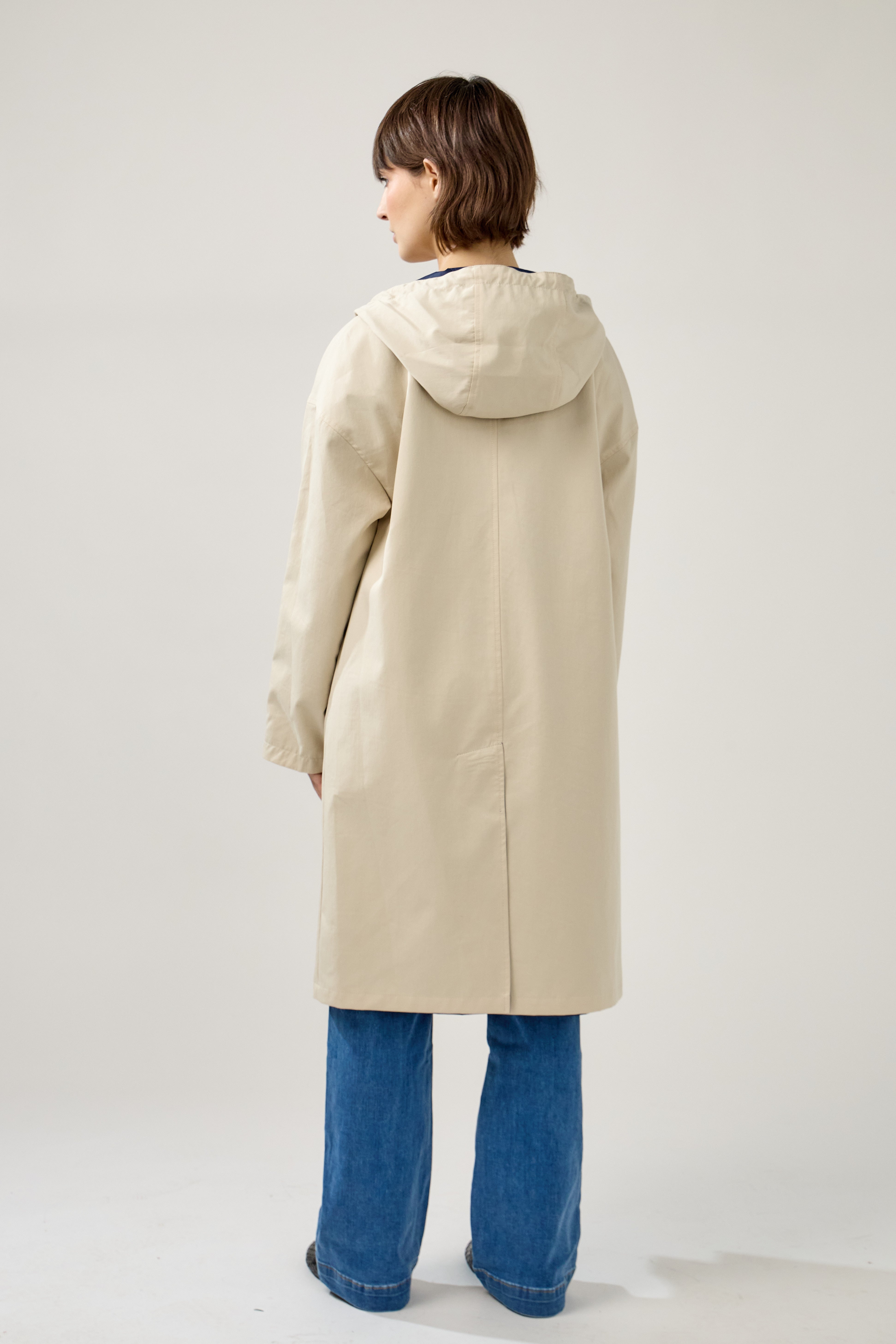 Veste longue réversible et imperméable, capuche à cordon et fermeture à boutons, poches raglans, matière déperlante, mi-saison, dos
#couleur_beige