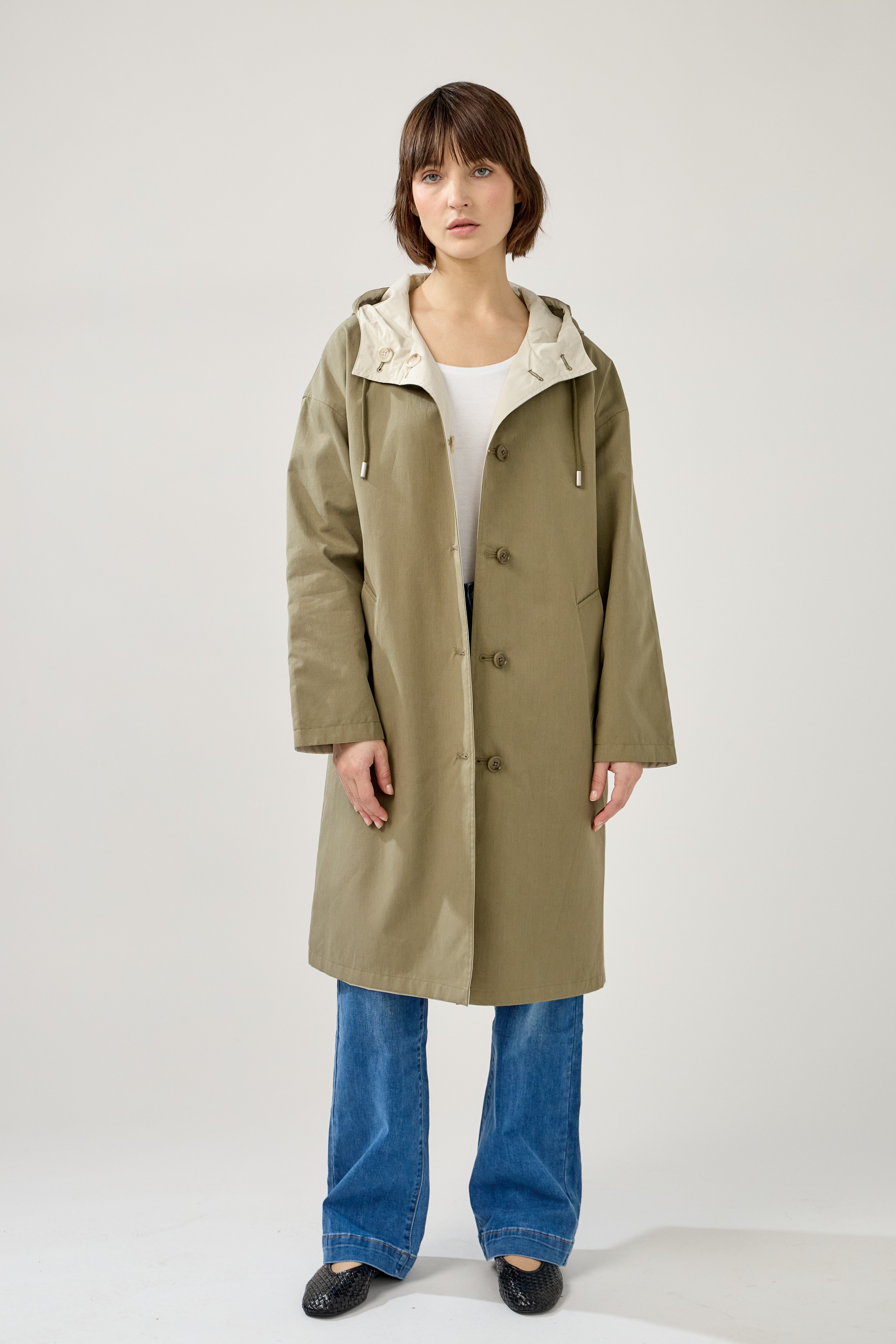 Veste longue réversible et imperméable, capuche à cordon et fermeture à boutons, poches raglans, matière déperlante, mi-saison, devant
#couleur_kaki 