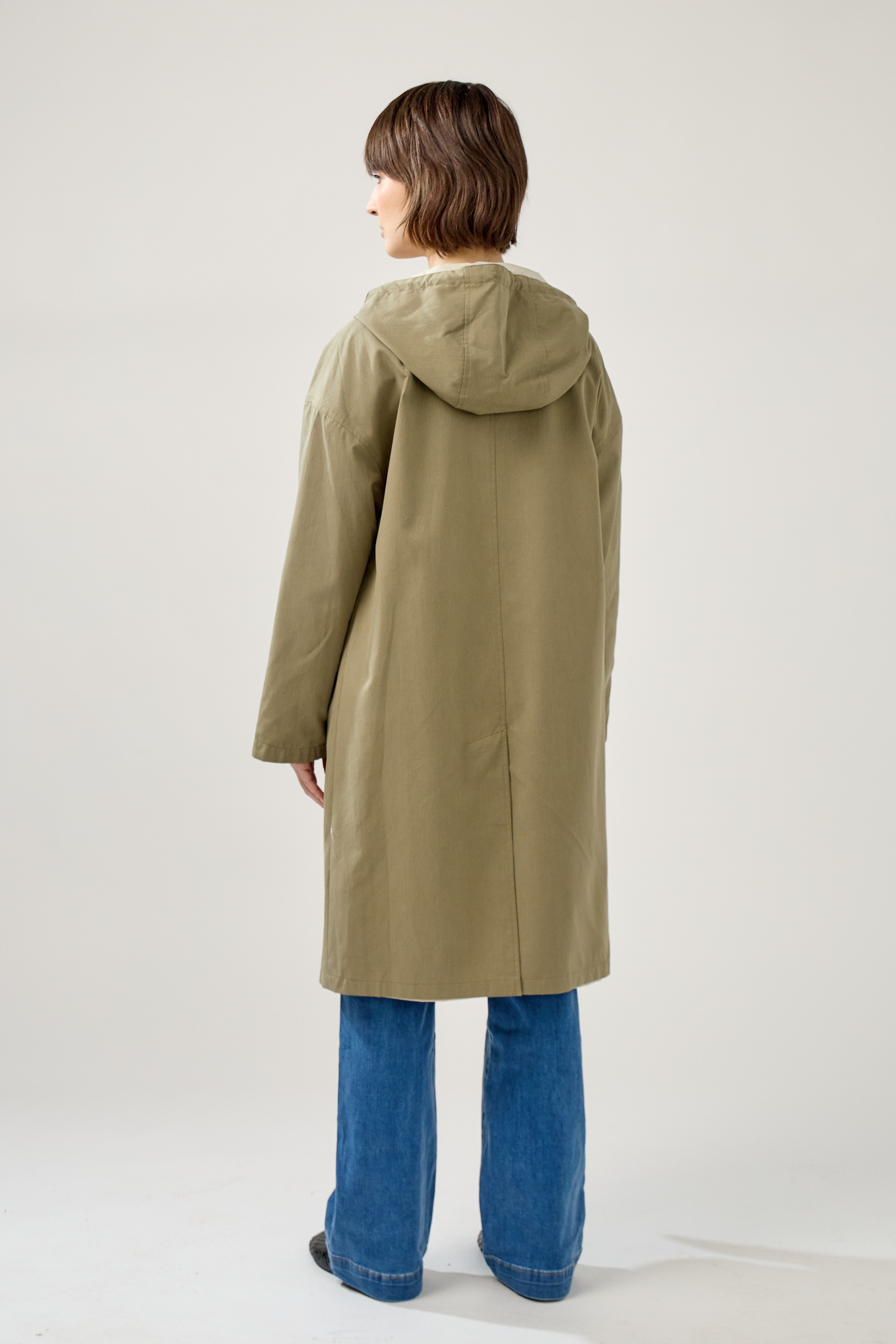 Veste longue réversible et imperméable, capuche à cordon et fermeture à boutons, poches raglans, matière déperlante, mi-saison, dos
#couleur_kaki 