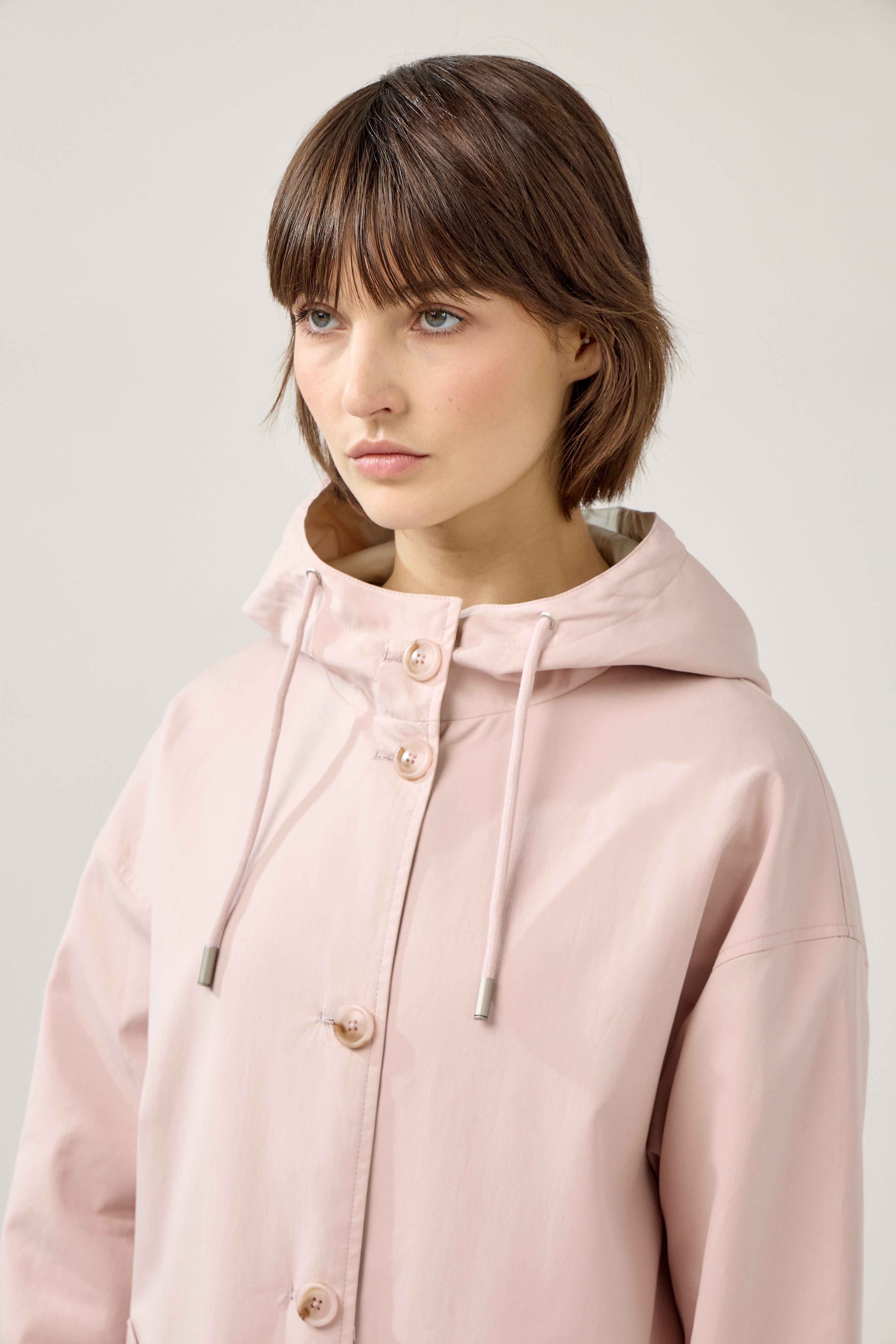 Veste longue réversible et imperméable, capuche à cordon et fermeture à boutons, poches raglans, matière déperlante, mi-saison, zoom devant
#couleur_rose