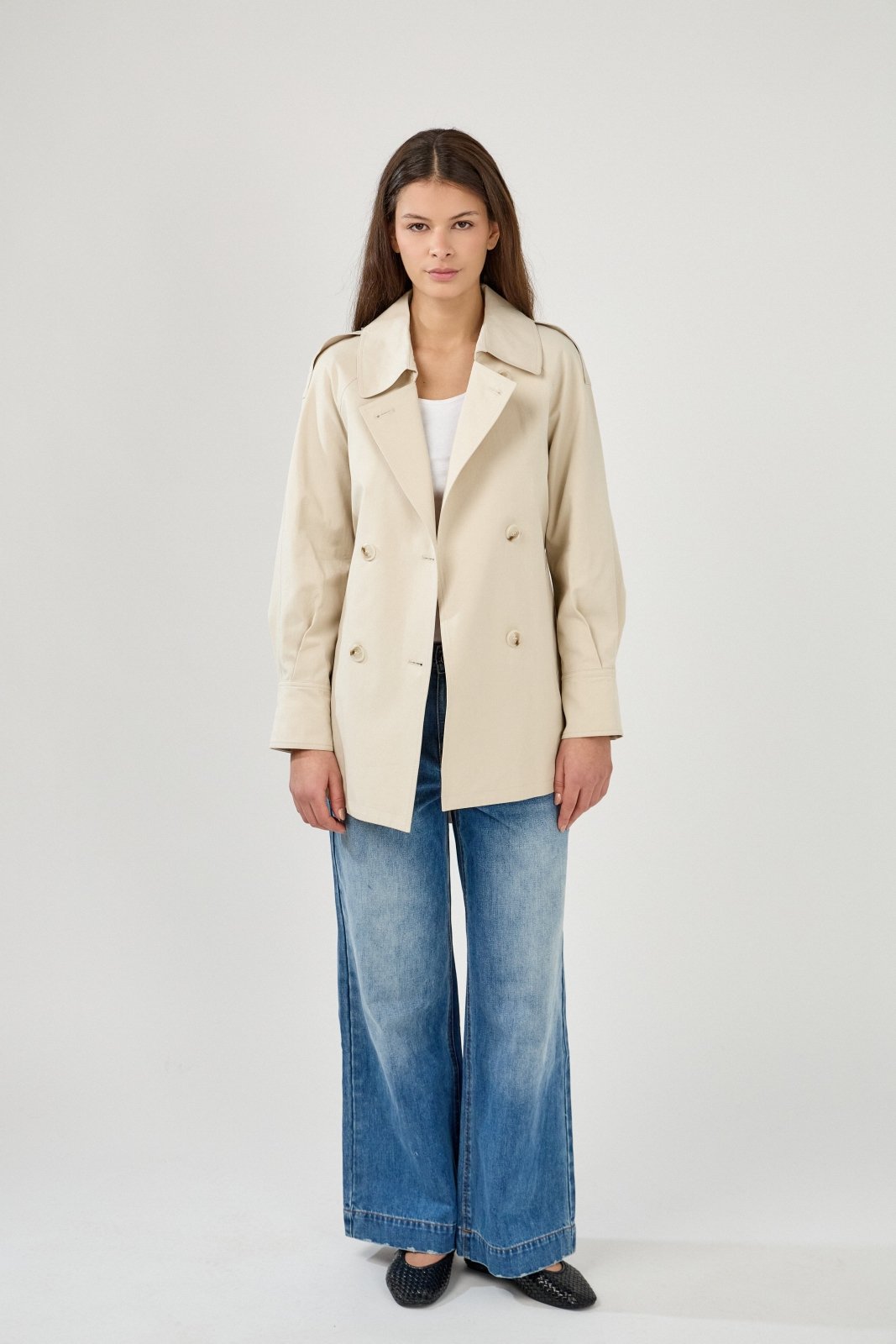 OVELINA - Trench Beige - Escandelle (Vue de face - silhouette entière) 
#couleur_beige