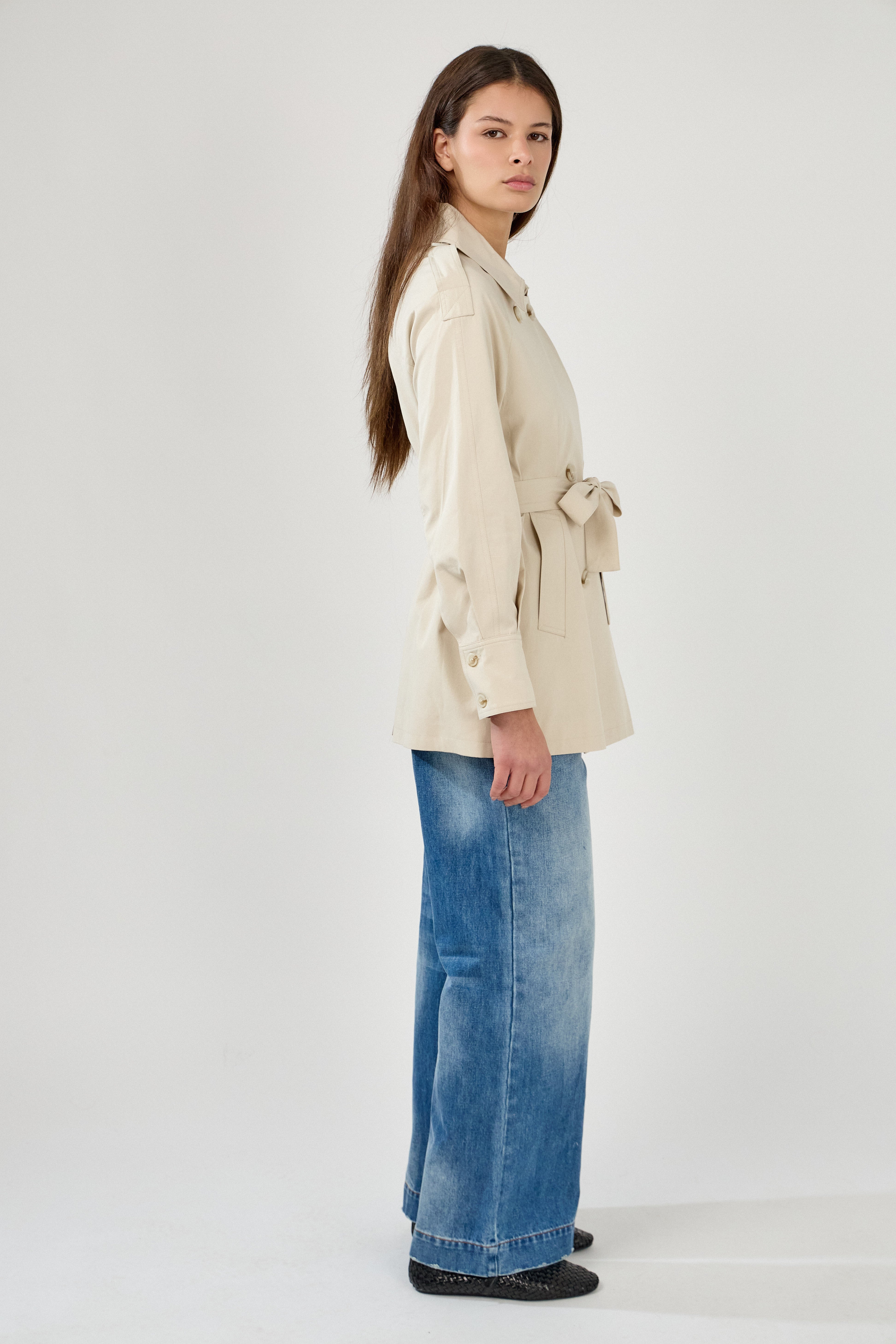 veste style trench mi-long beige clair, col français/à revers, boutons, pattes d'épaules, ceinture et passants, poches raglans, côté
#couleur_beige