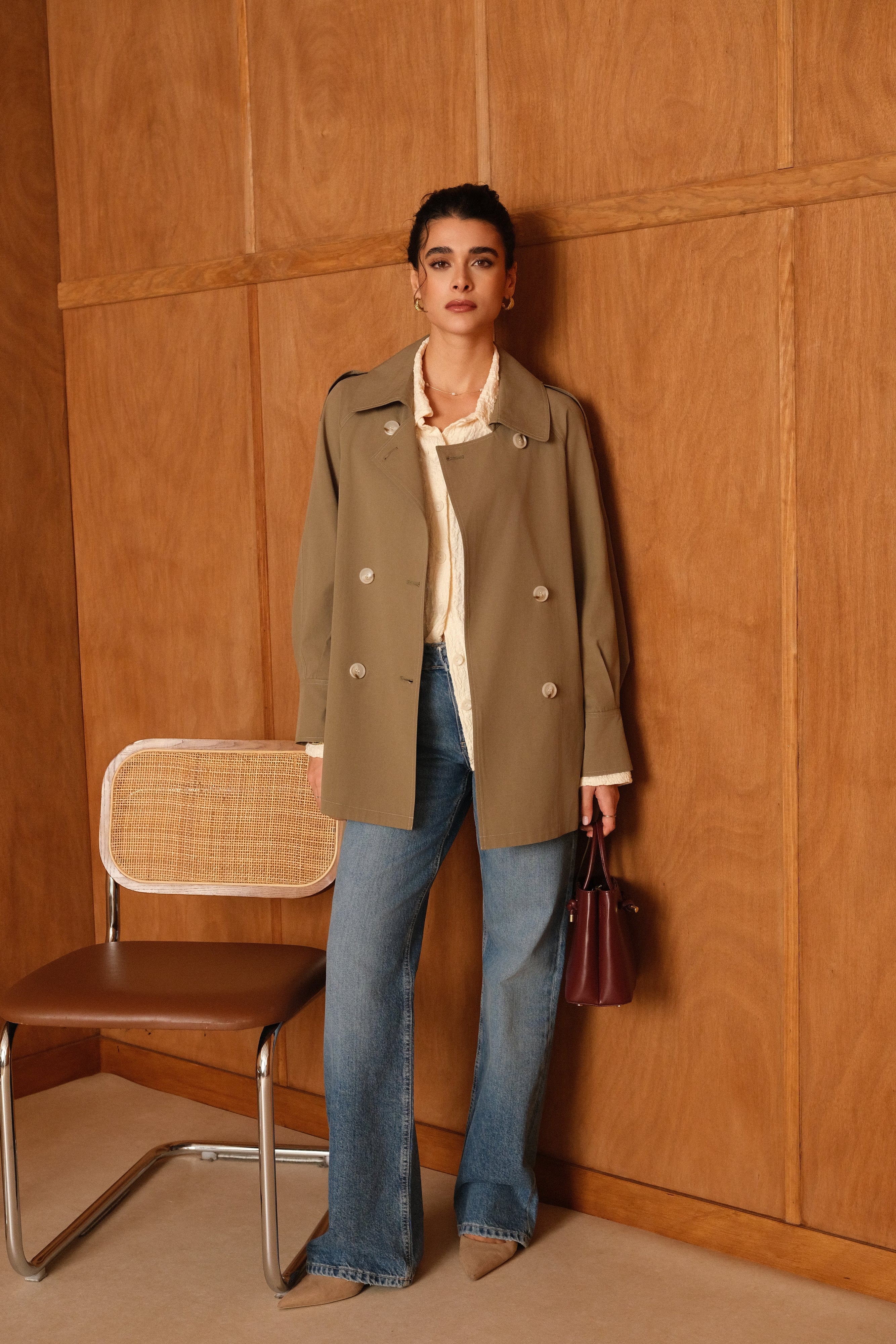 veste style trench mi-long kaki, col français/à revers, boutons, pattes d'épaules, devant
#couleur_kaki