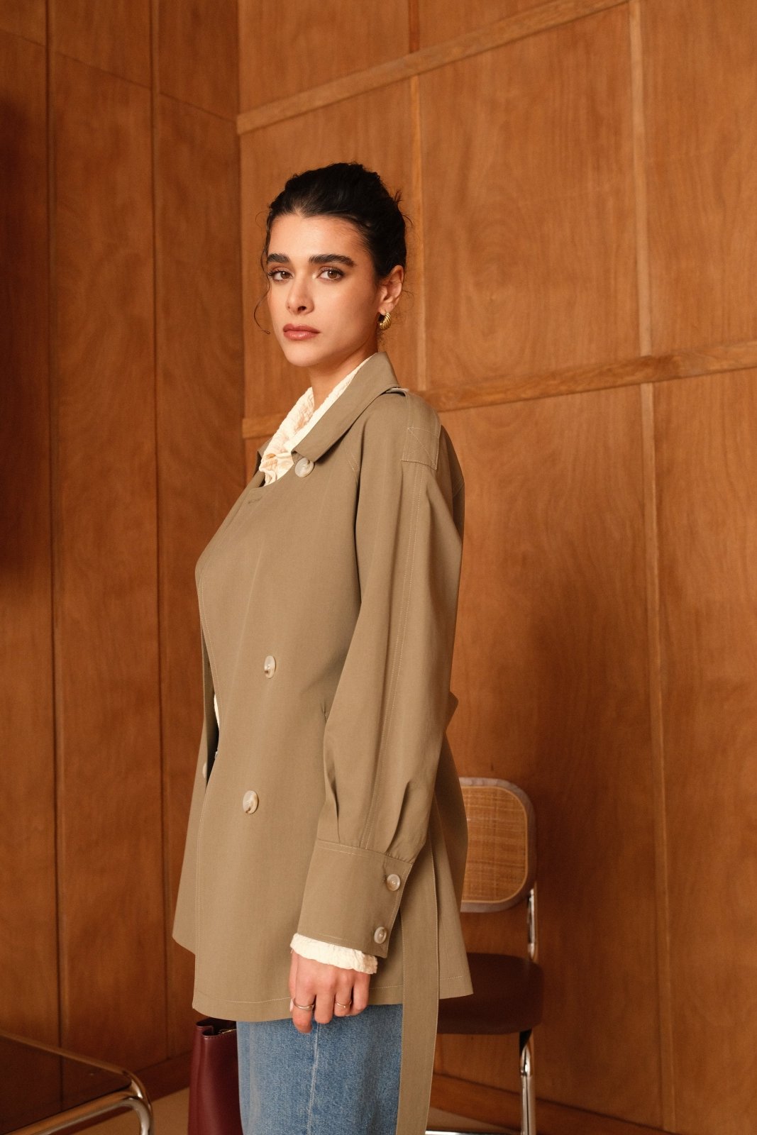 OVELINA - Trench Kaki - Escandelle (Vue de face - profil gauche) 
#couleur_kaki