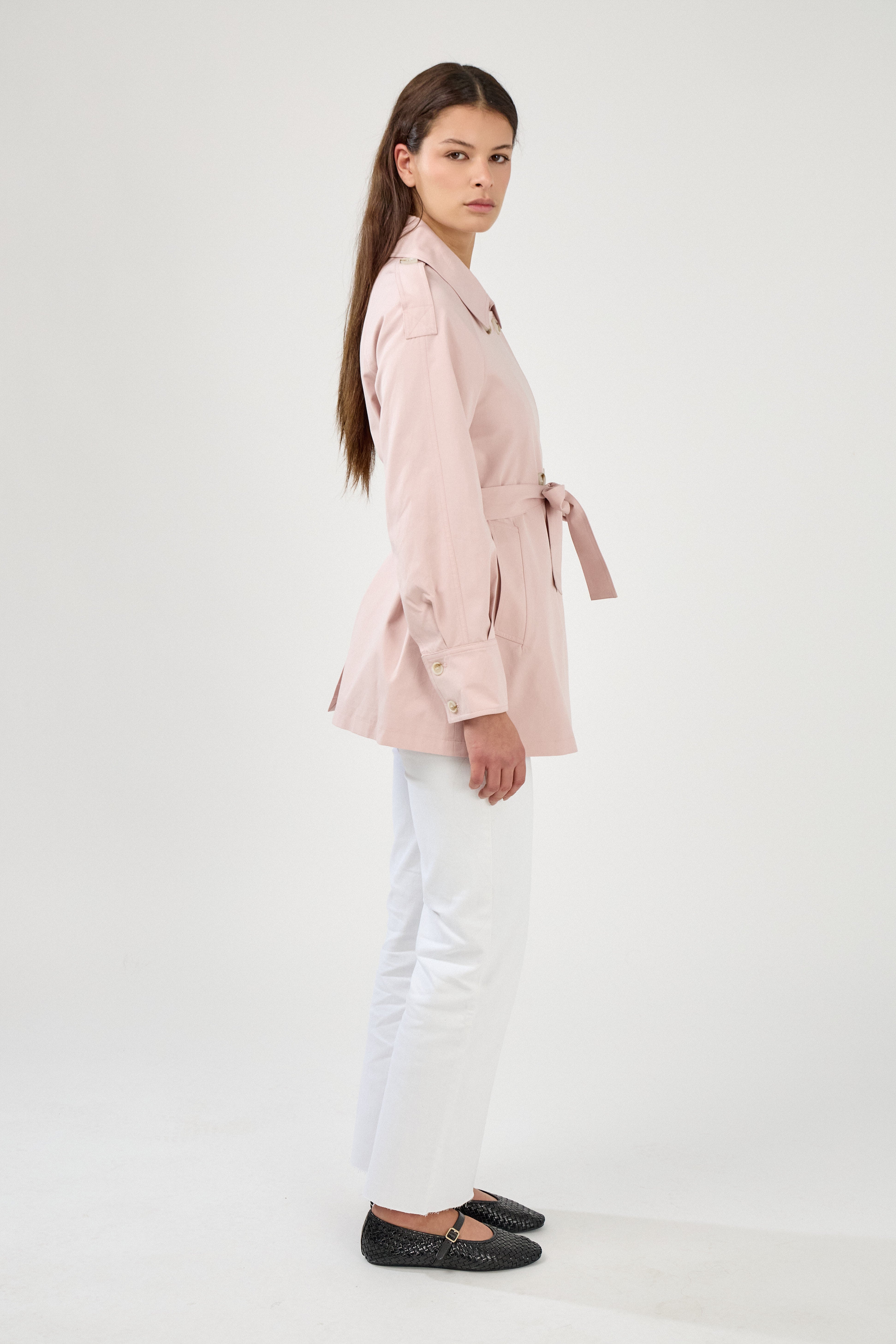 veste style trench mi-long rose pâle, col français/à revers, boutons, pattes d'épaules, ceinture et passants, poches raglans, côté
#couleur_rose