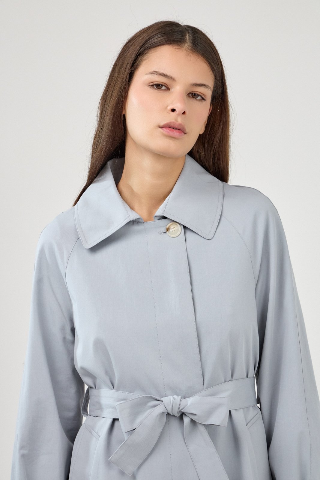 AMALIA - Trench Ciel - Escandelle (Gros plan sur les détails et matières)
#couleur_ciel