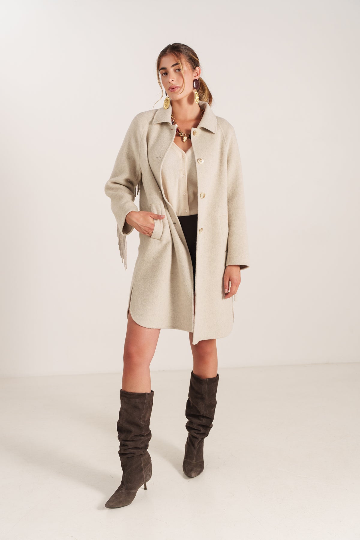 Manteau long beige pour femme avec franges sur les manches et fermeture boutonnée – Escandelle-devant
#couleur_beige