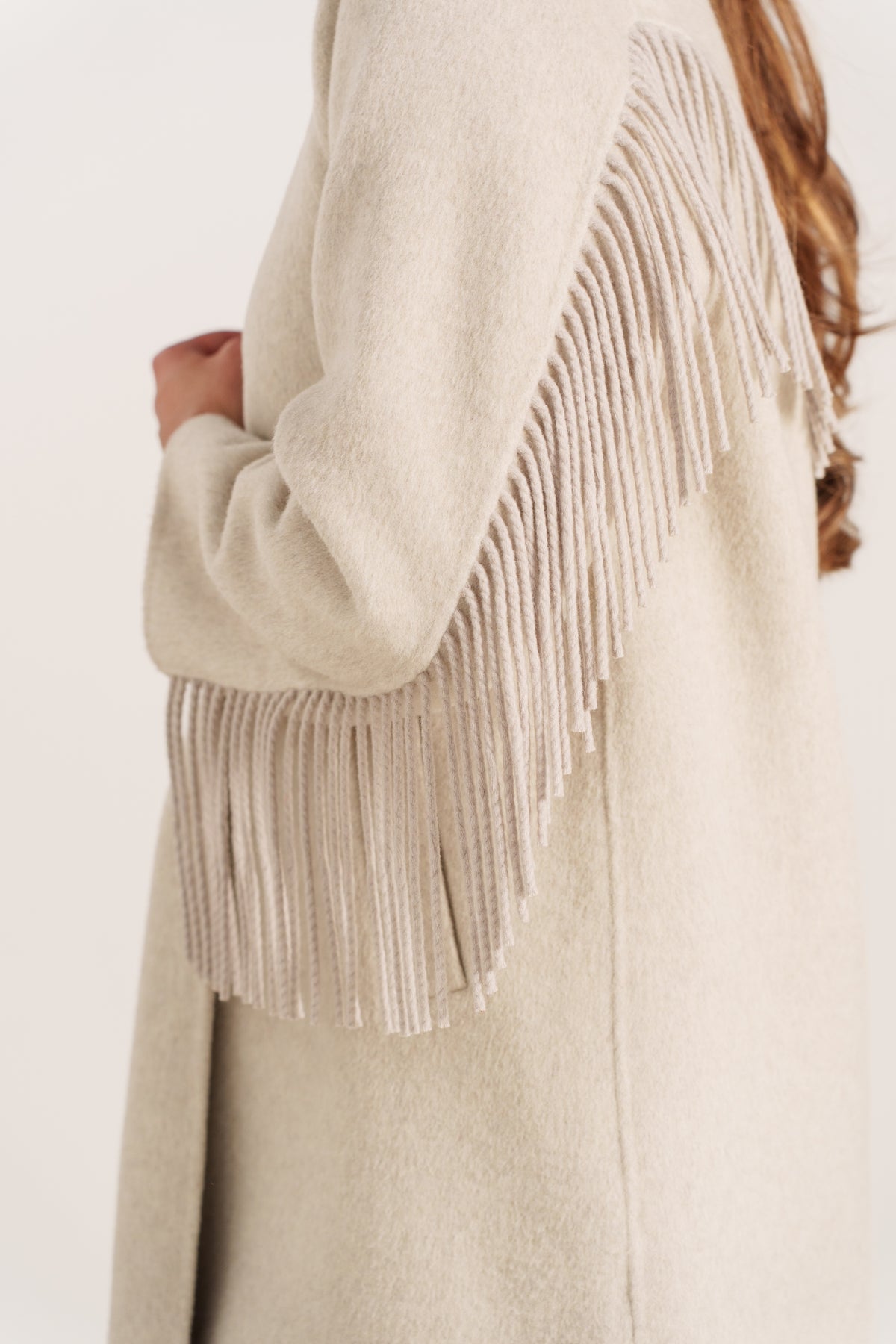 Manteau long beige pour femme avec franges sur les manches et fermeture boutonnée – Escandelle-zoom
#couleur_beige