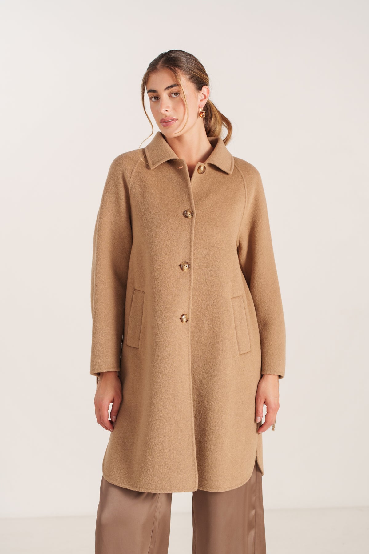 Manteau long camel pour femme avec franges sur les manches et fermeture boutonnée – Escandelle-devant
#couleur_camel