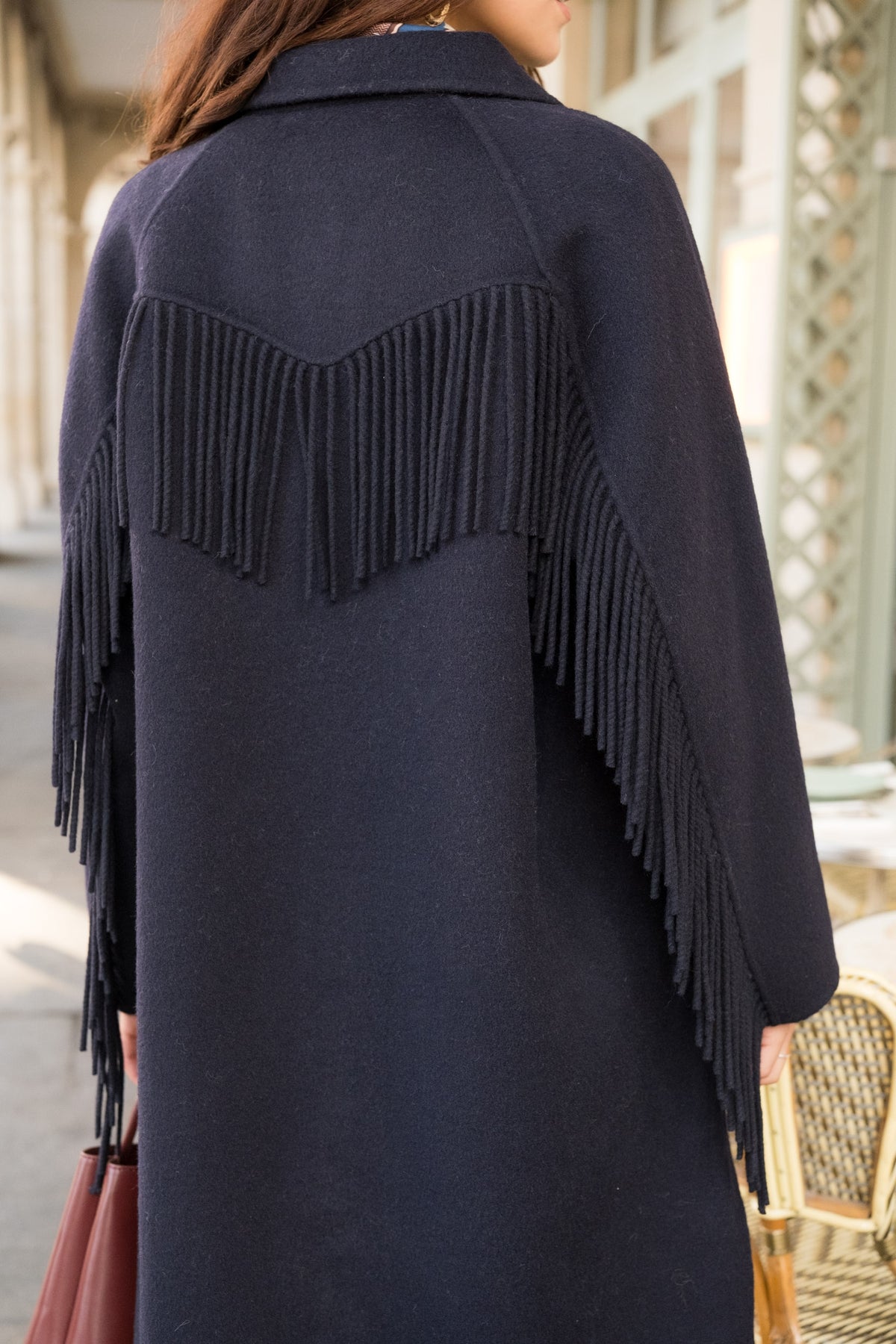 Manteau long bleu marine pour femme avec franges sur les manches et fermeture boutonnée – Escandelle-dos
#couleur_marine
