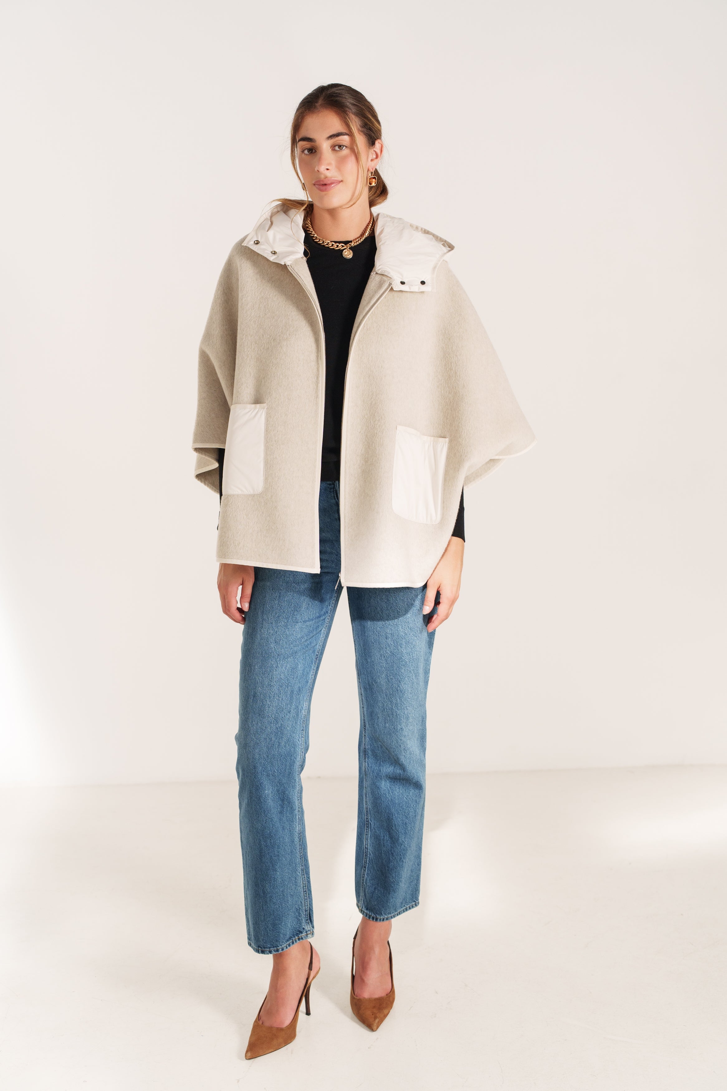 NOELLE cape mi-longue laine capuche amovible poches beige femme - Escandelle Paris (silhouette entière)
#couleur_beige